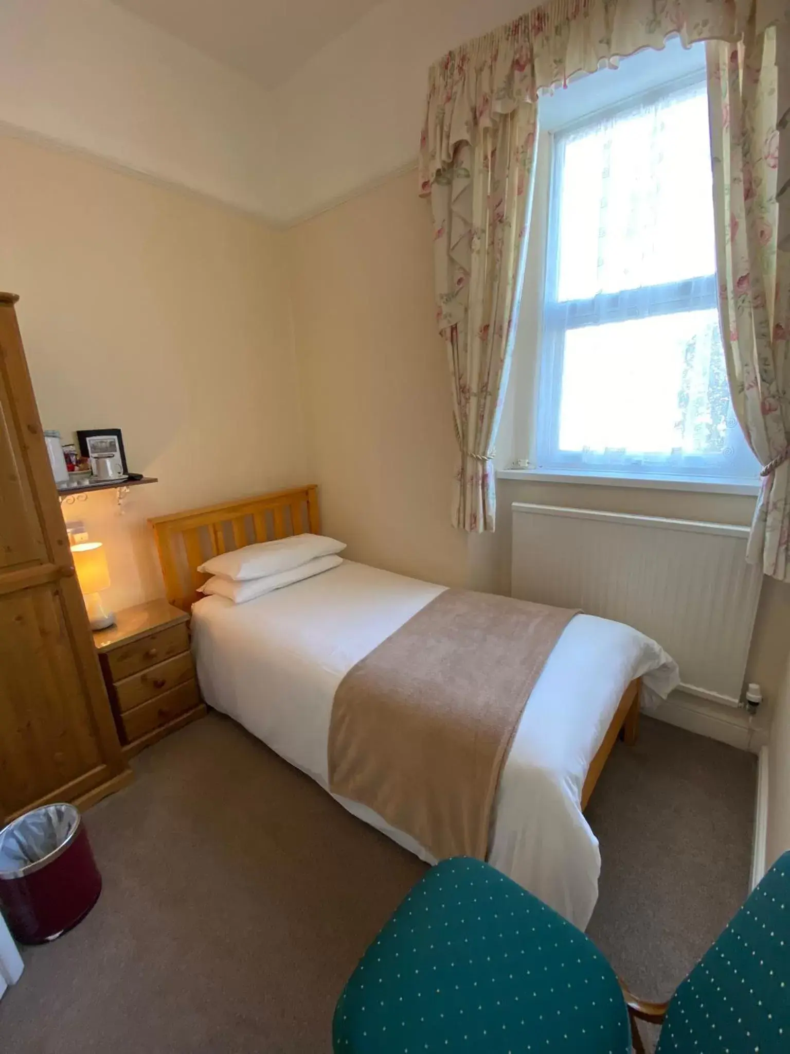 Photo of the whole room, Bed in Paignton Court