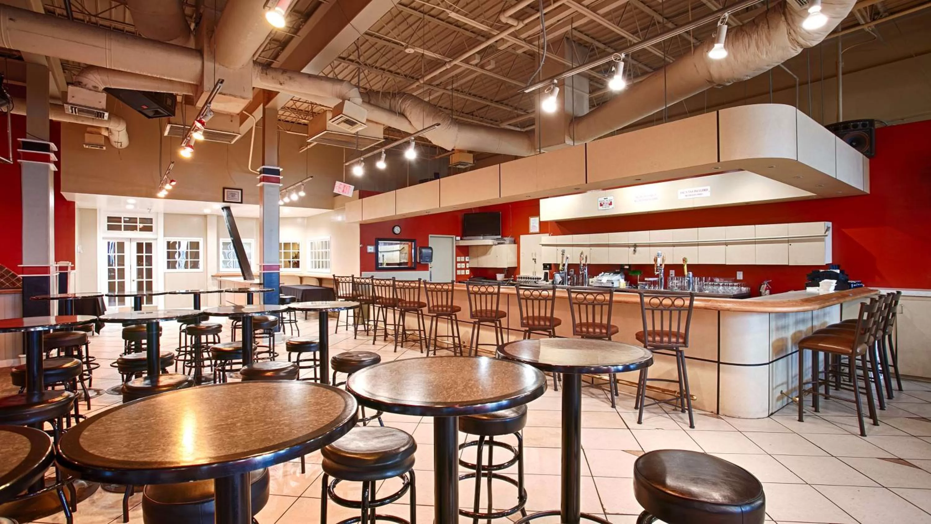 Lounge or bar in Golden Sails Hotel