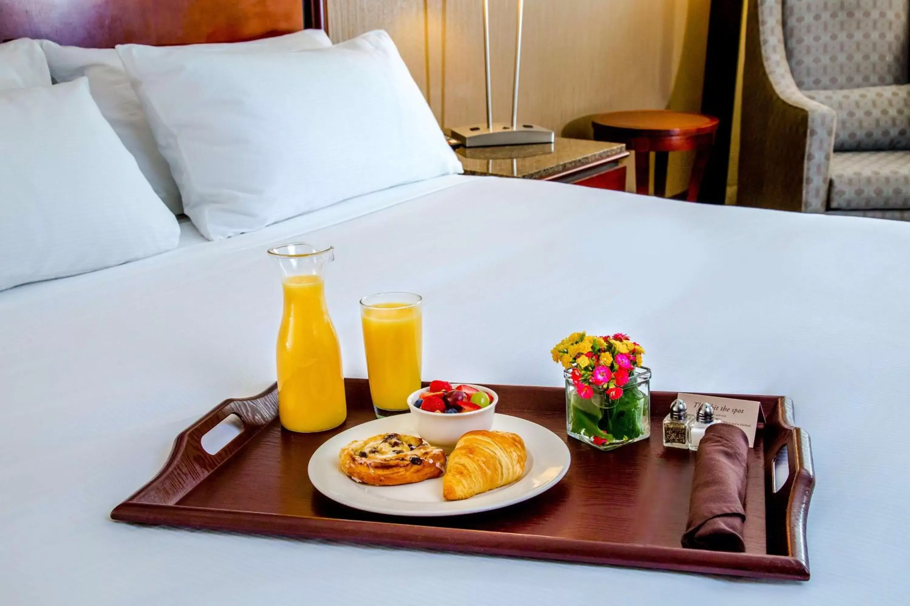 Restaurant/places to eat, Bed in DoubleTree by Hilton Las Vegas Airport