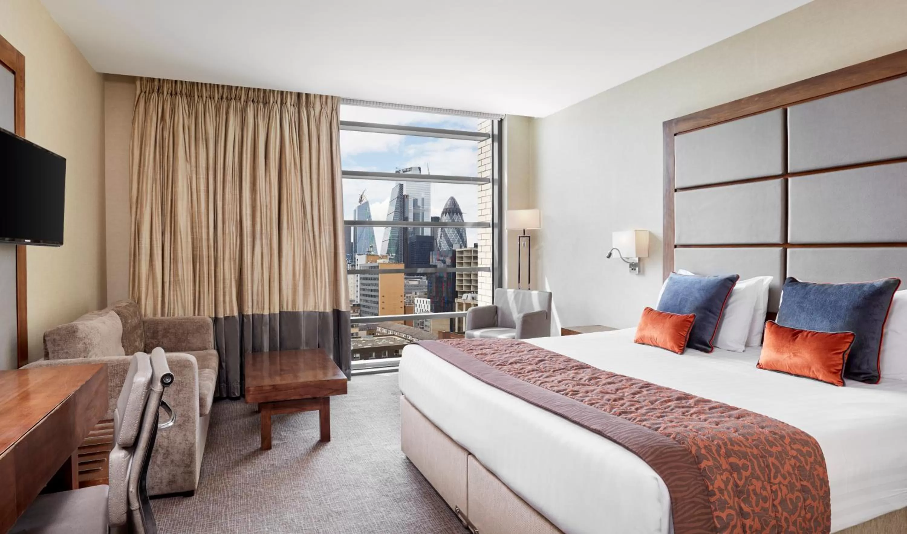 Photo of the whole room, Bed in Leonardo Royal London Tower Bridge