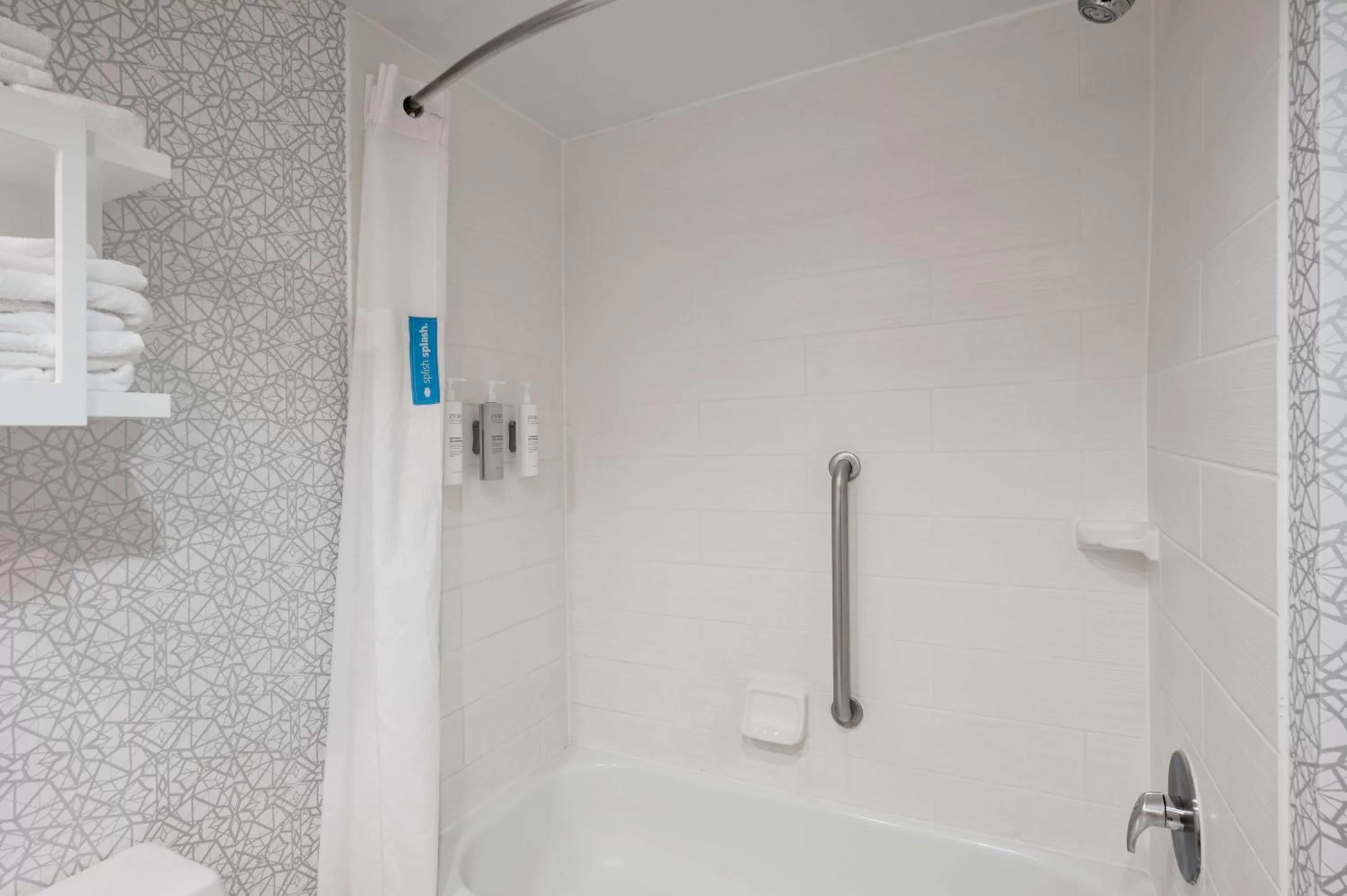 Bathroom in Hampton Inn Baltimore/White Marsh