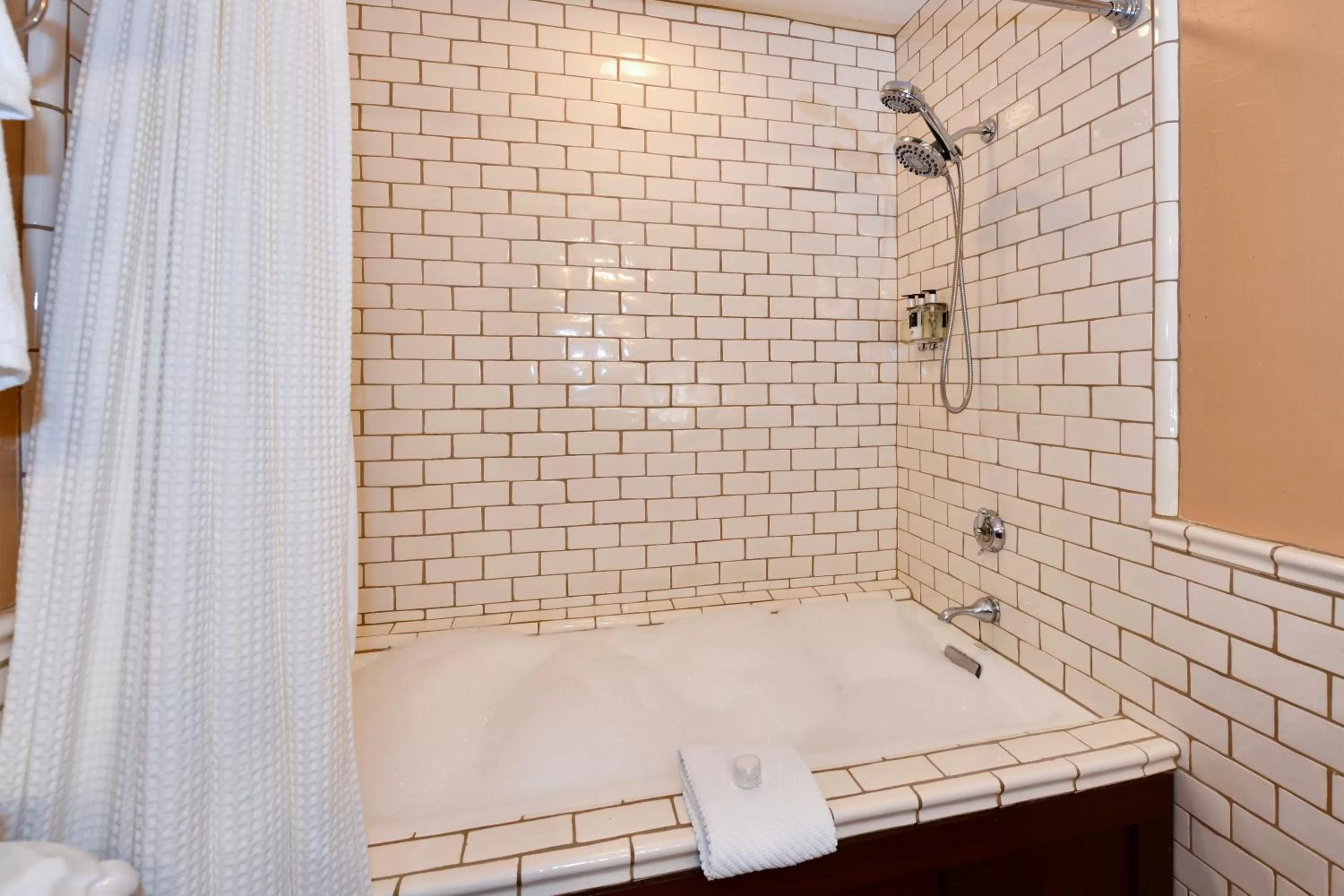 Bath in Blackbird Inn