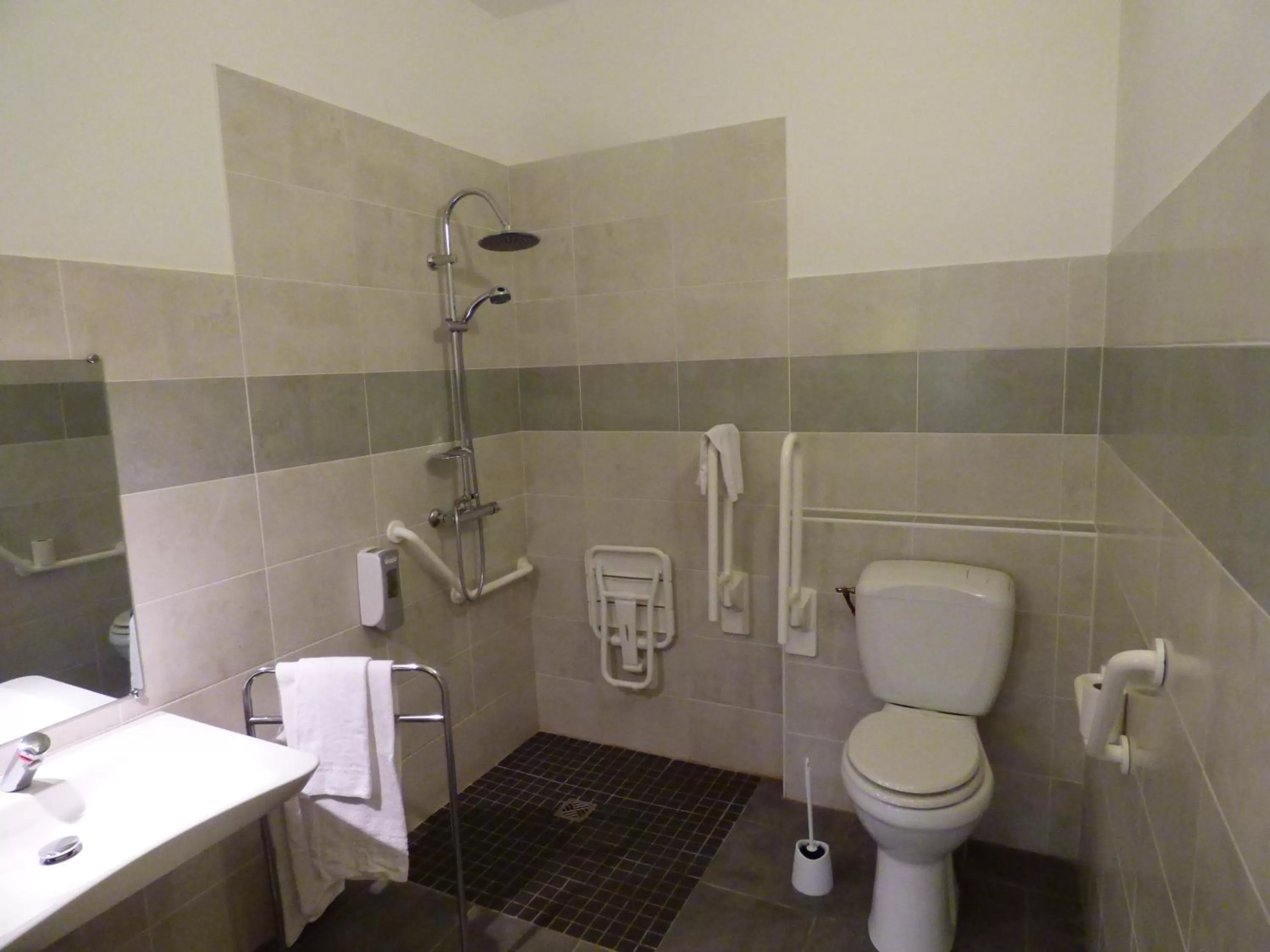 Bathroom in Hotel-Restaurant Du Port