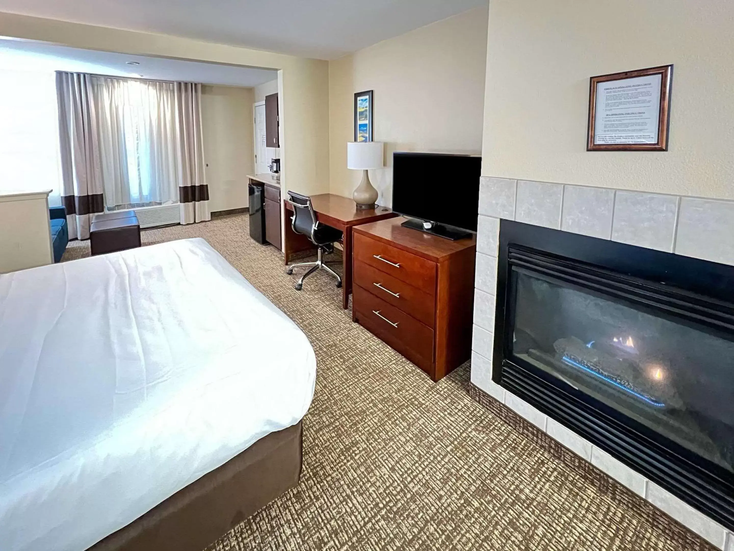 Photo of the whole room, TV/Entertainment Center in Comfort Inn & Suites Sequoia Kings Canyon - Three Rivers
