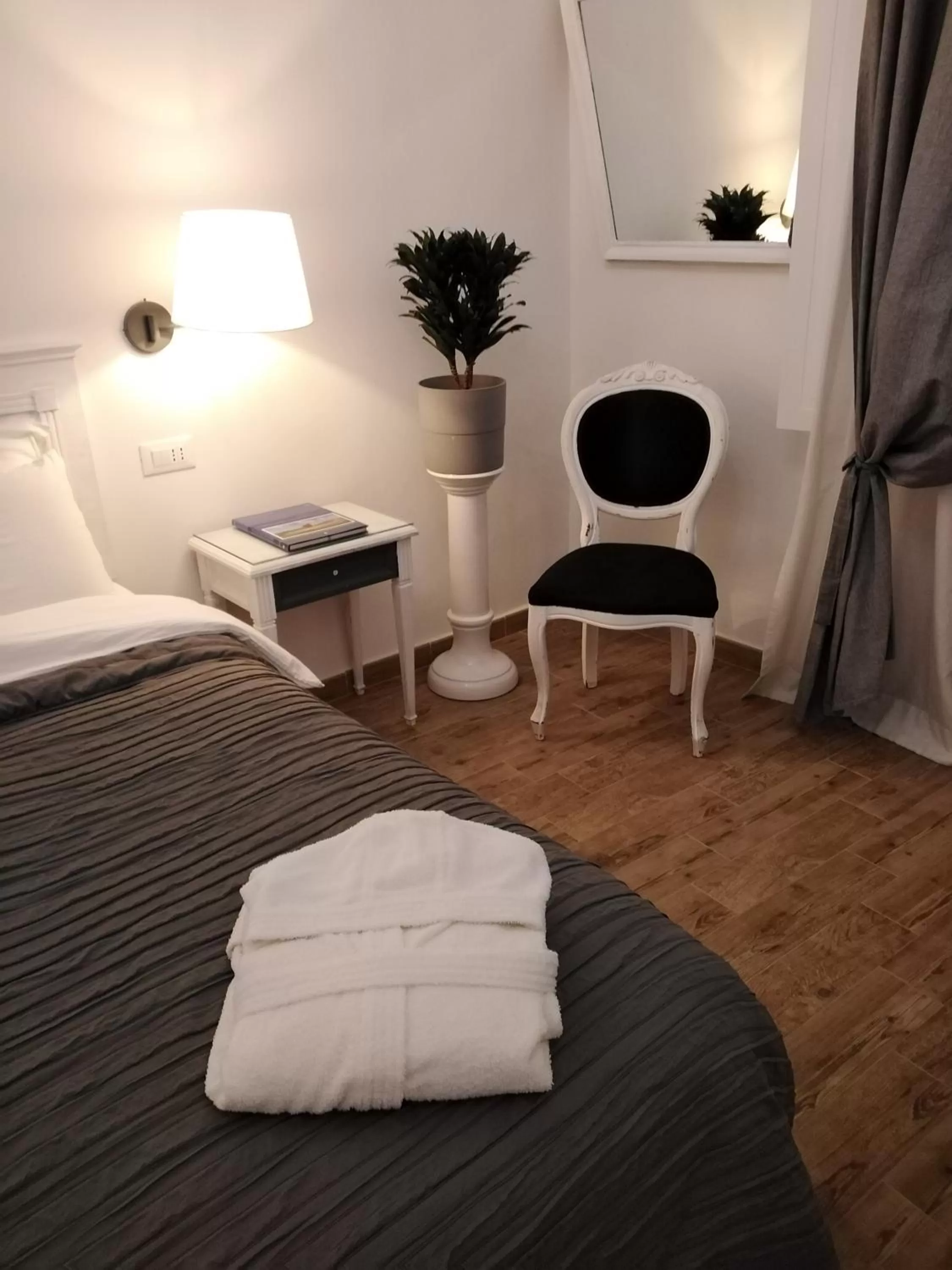 Bedroom, Bed in In San Frediano B&B