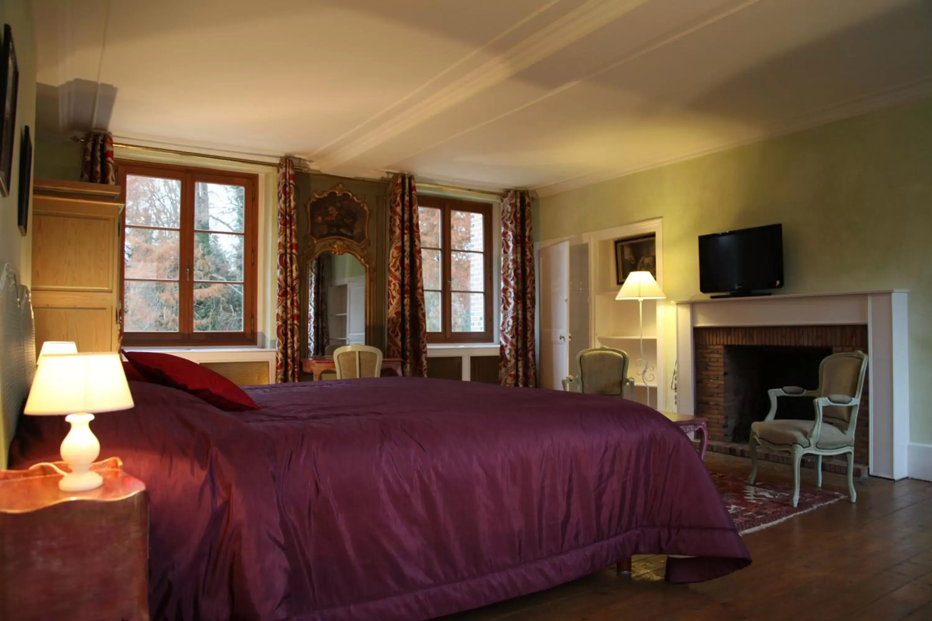 Photo of the whole room, Bed in Hostellerie Du Château Les Muids