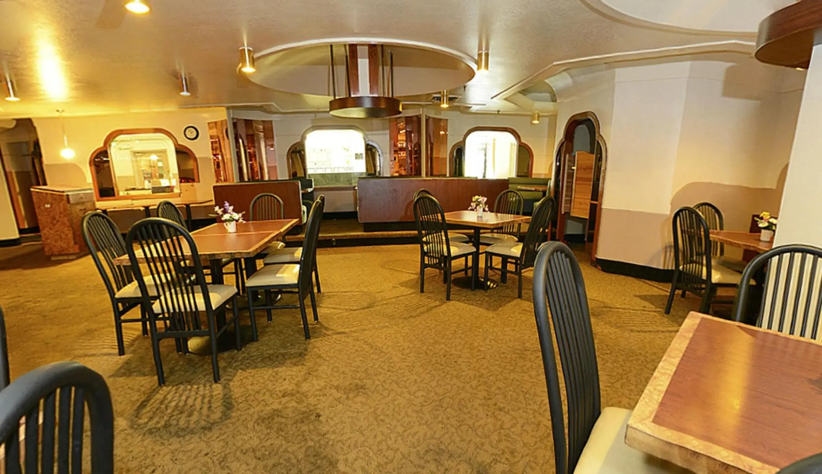 Lounge or bar, Restaurant/Places to Eat in Howard Johnson by Wyndham Benton Harbor