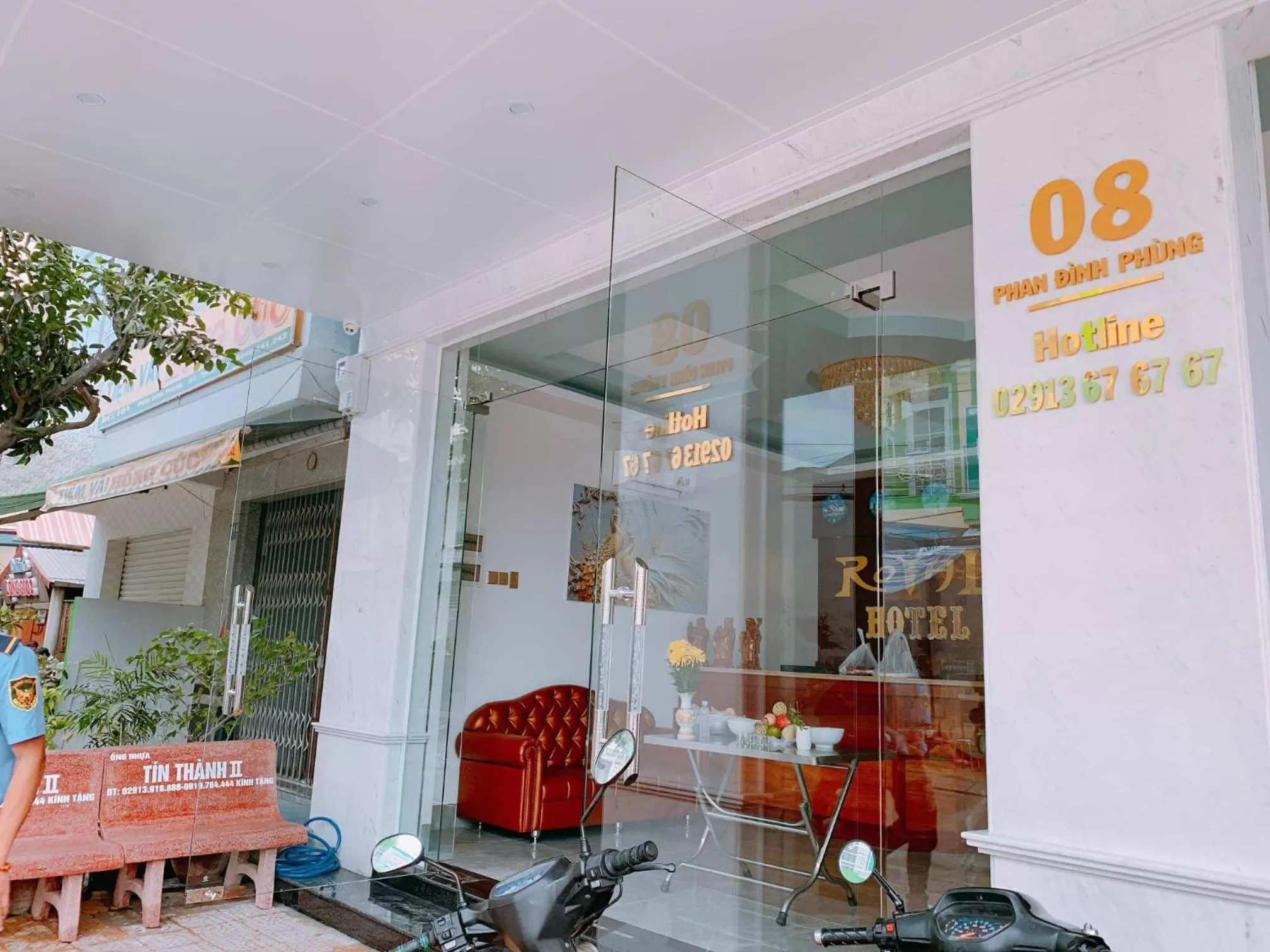 Facade/entrance in Royal Hotel