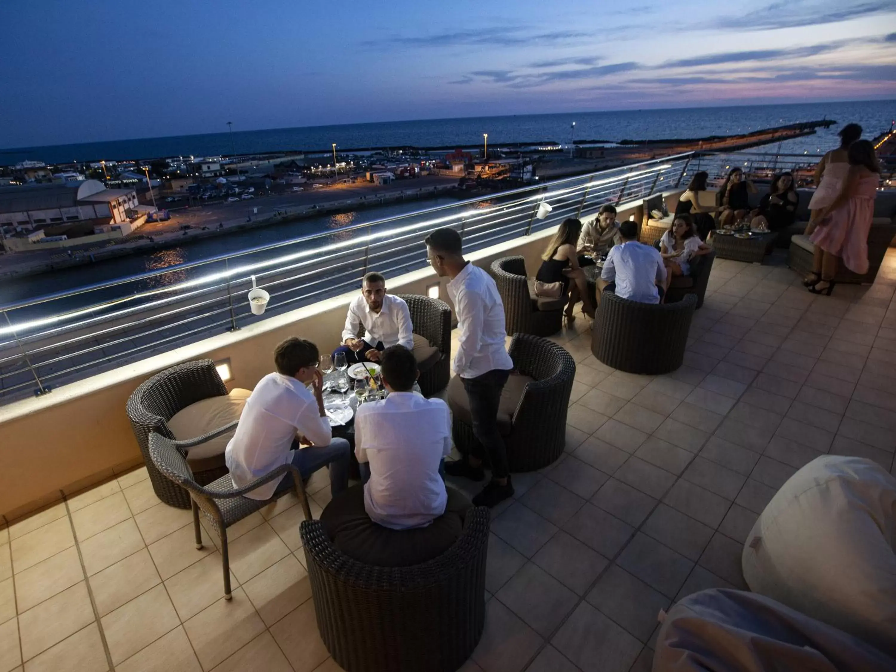 Nightclub / DJ, Restaurant/Places to Eat in Hotel Tiber