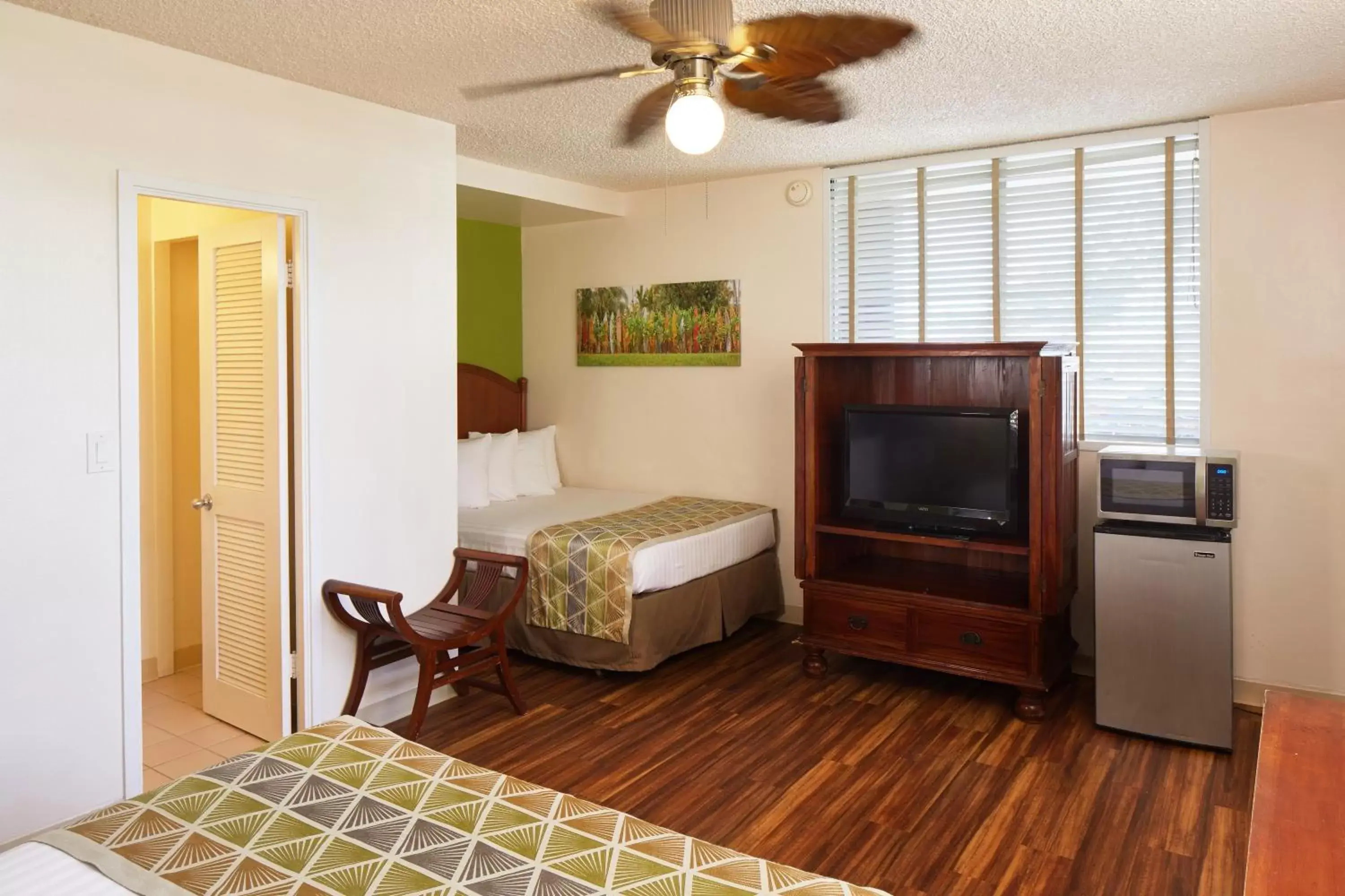 Living room, Bed in Pacific Marina Inn Airport Living room, Bed in Pacific Marina Inn Airport