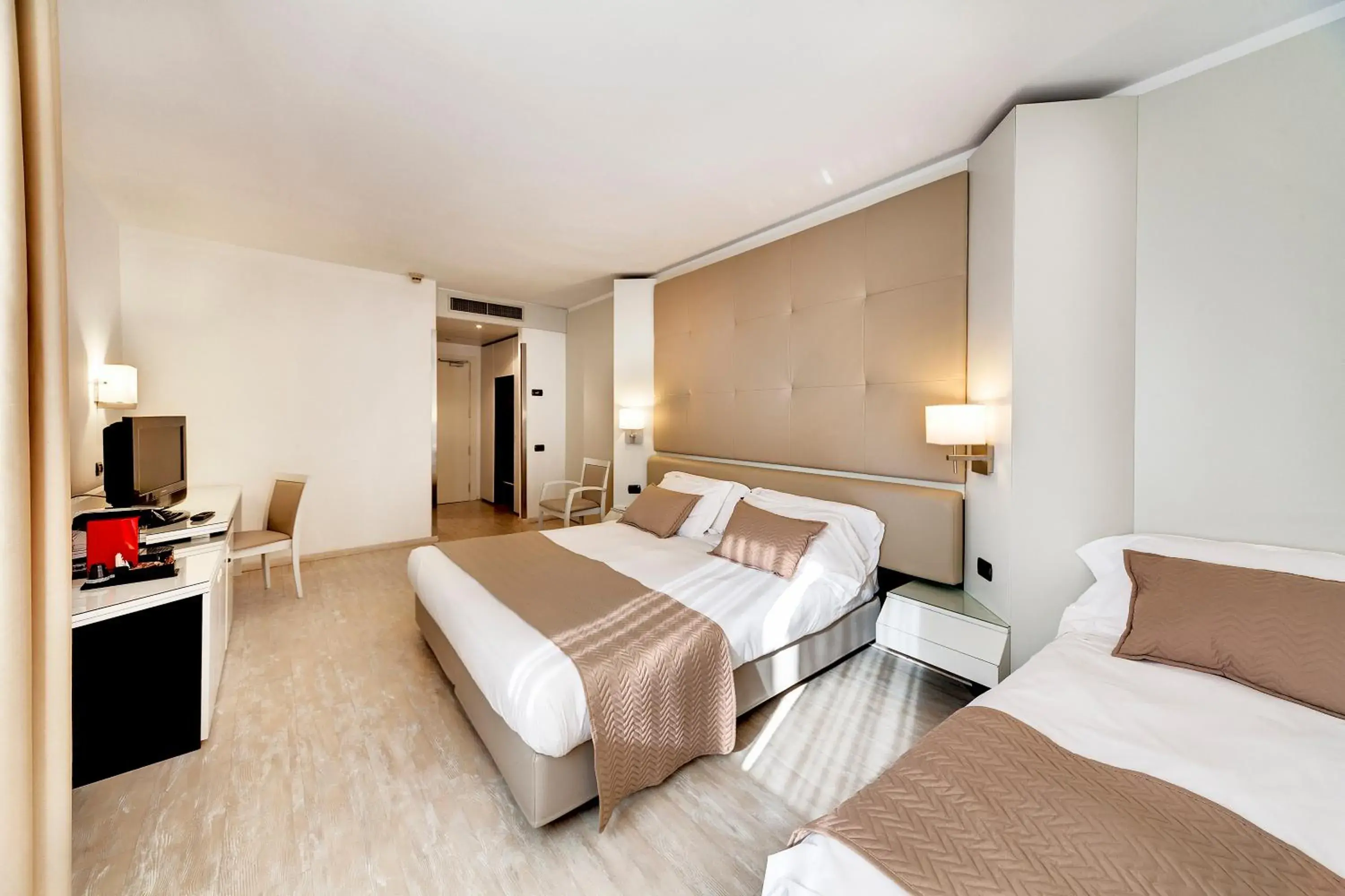 Bedroom, Bed in Mediterraneo Palace Hotel