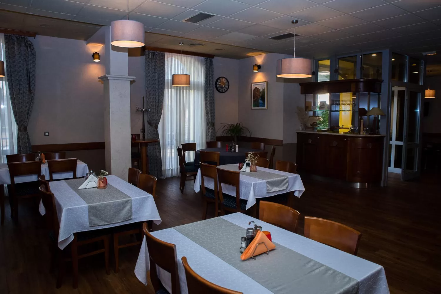 Restaurant/places to eat in Hotel Hum