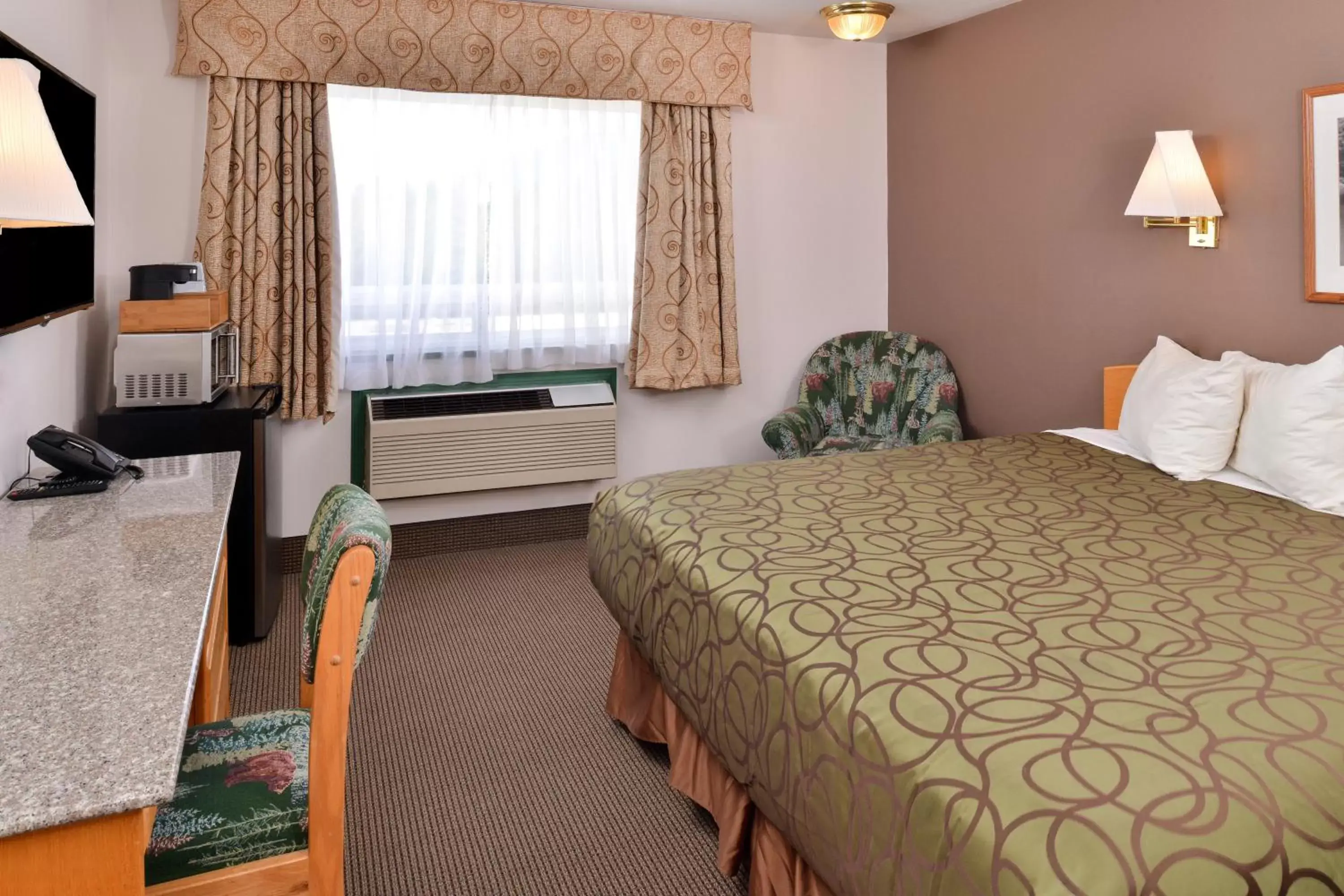 King Room in Canadas Best Value Inn Valemount