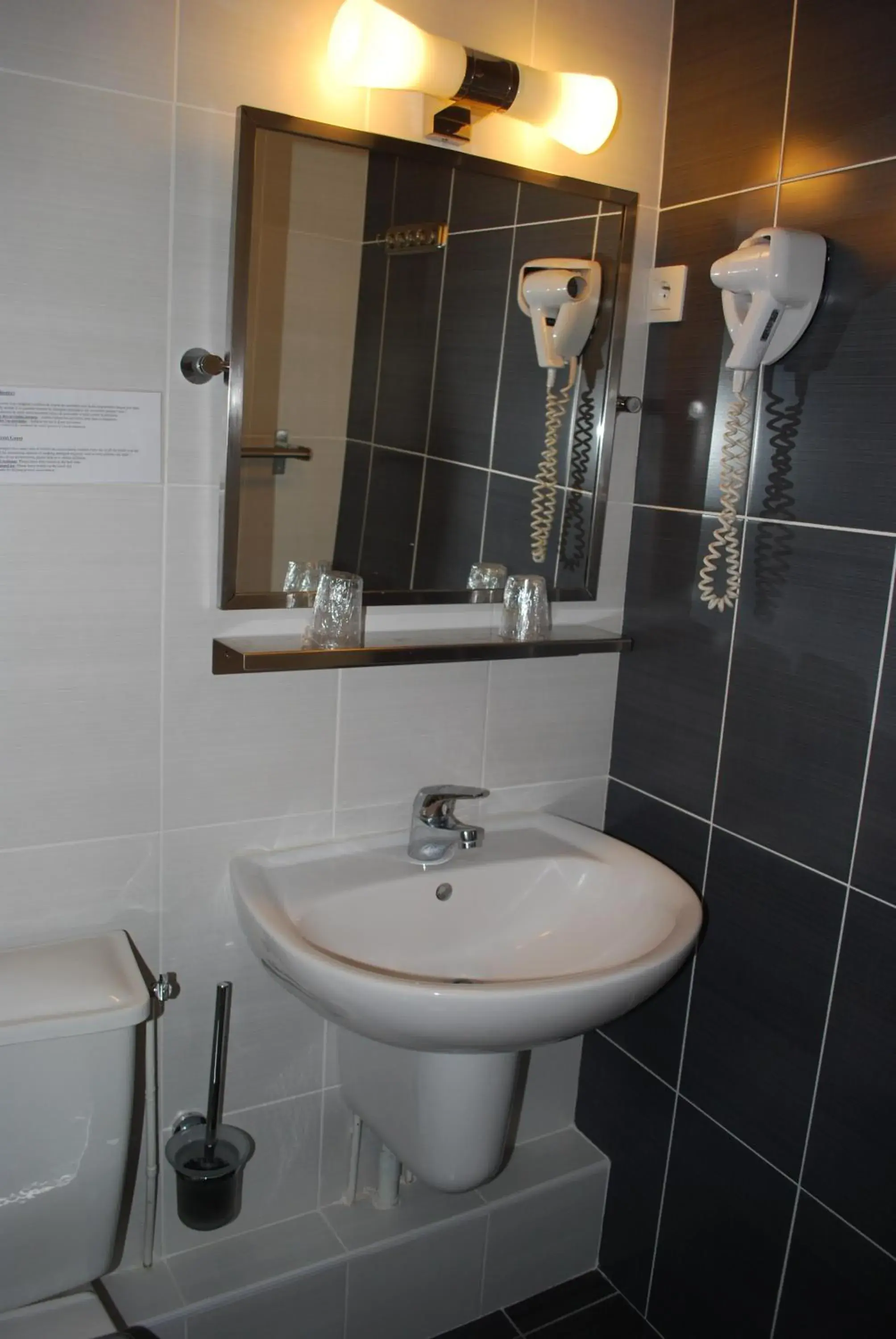 Bathroom in Cit'Hotel Le Chêne Vert