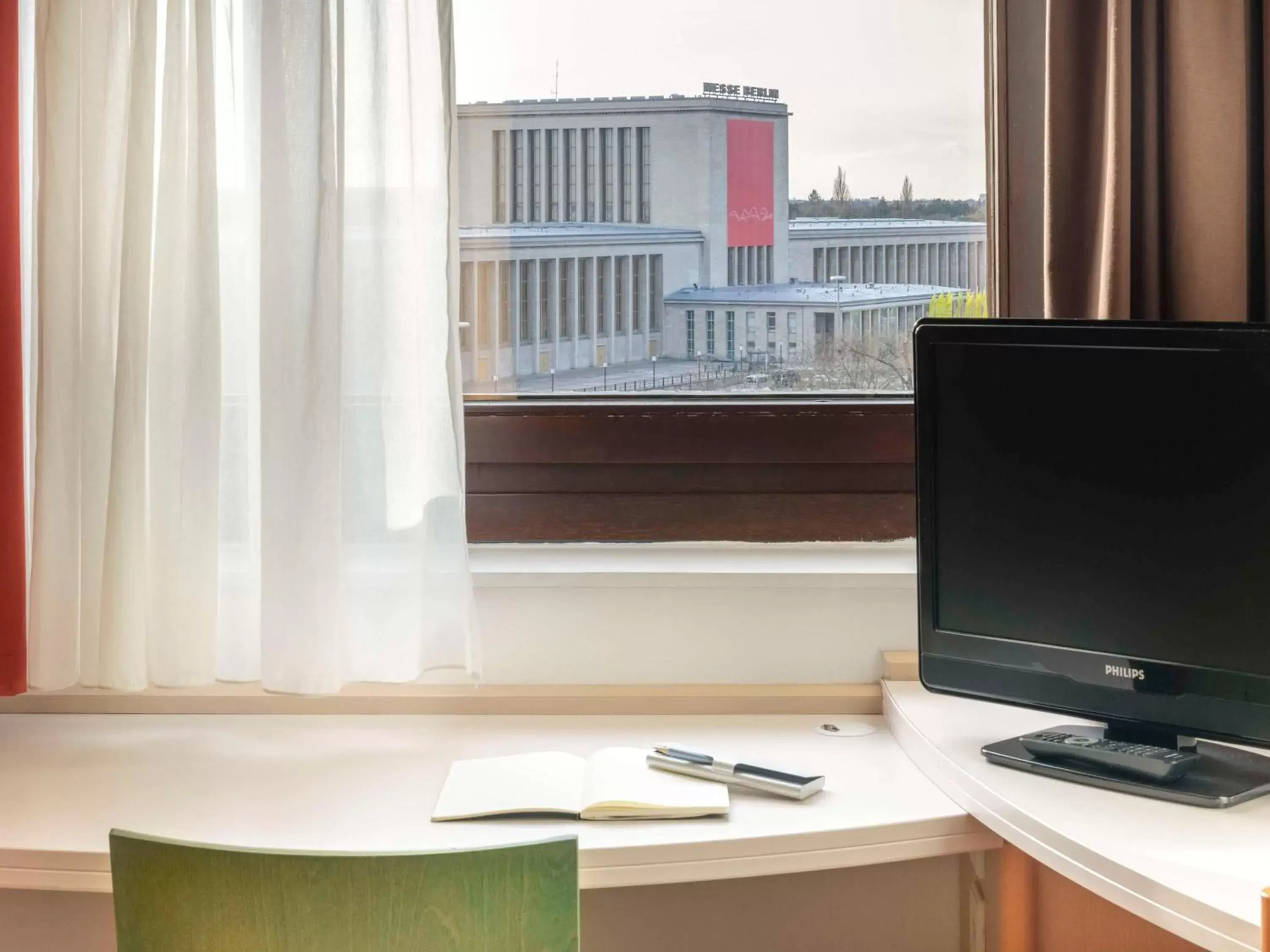 Bedroom, TV/Entertainment Center in ibis Berlin Messe