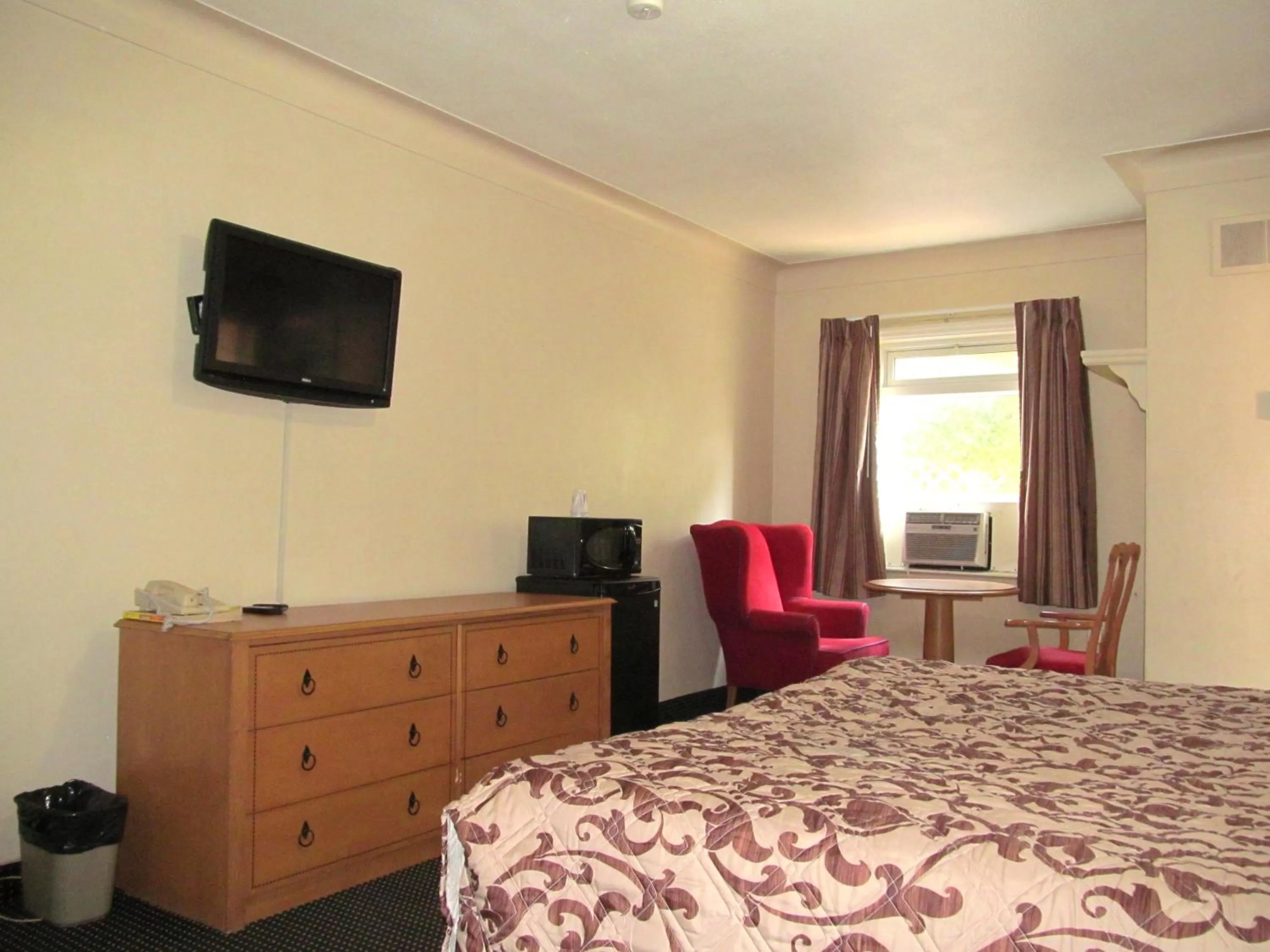 Bedroom, Bed in Knights Inn London Ontario