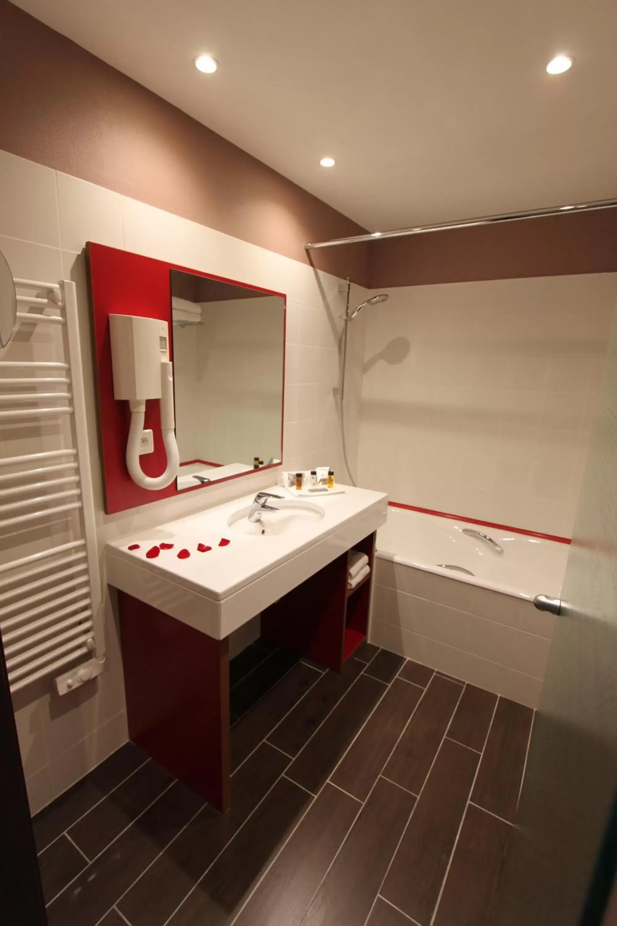 Bathroom in Hotel Lyon-ouest