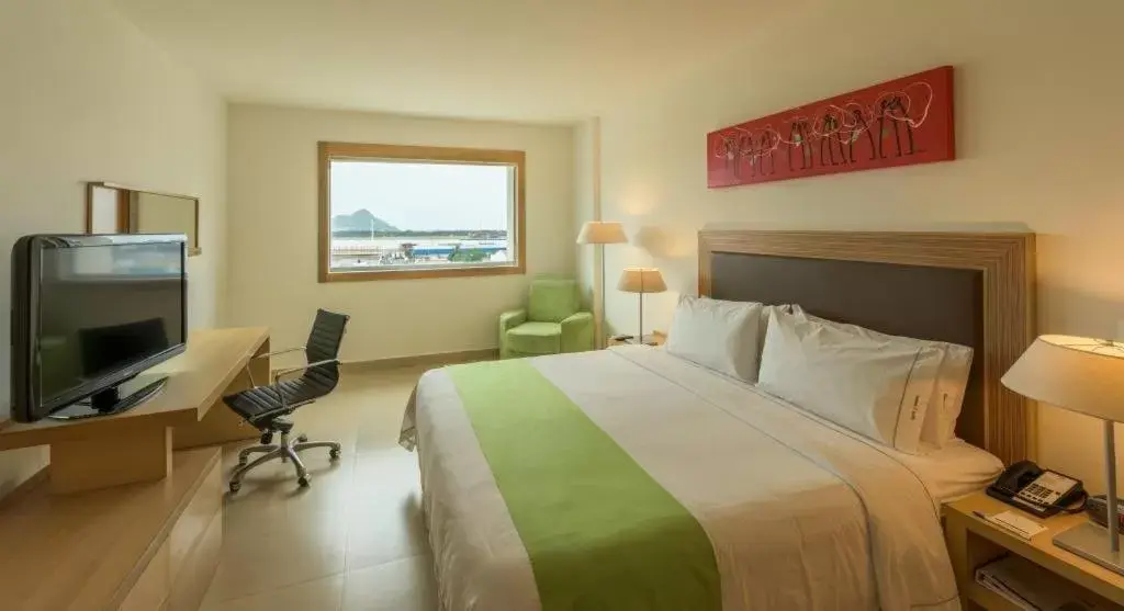 Bed in Holiday Inn Express Manzanillo, an IHG Hotel