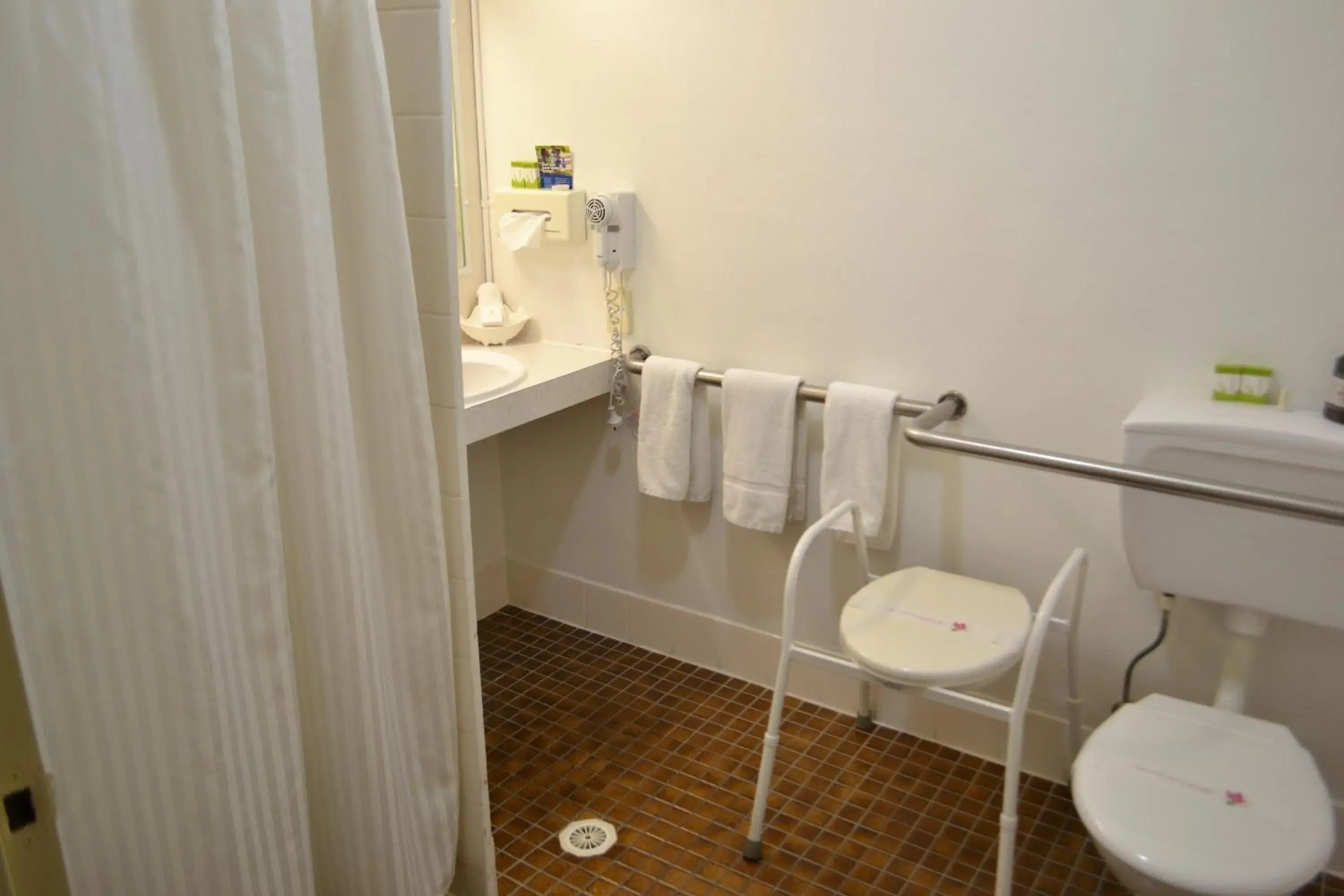 Bathroom in Tamworth Motor Inn & Cabins