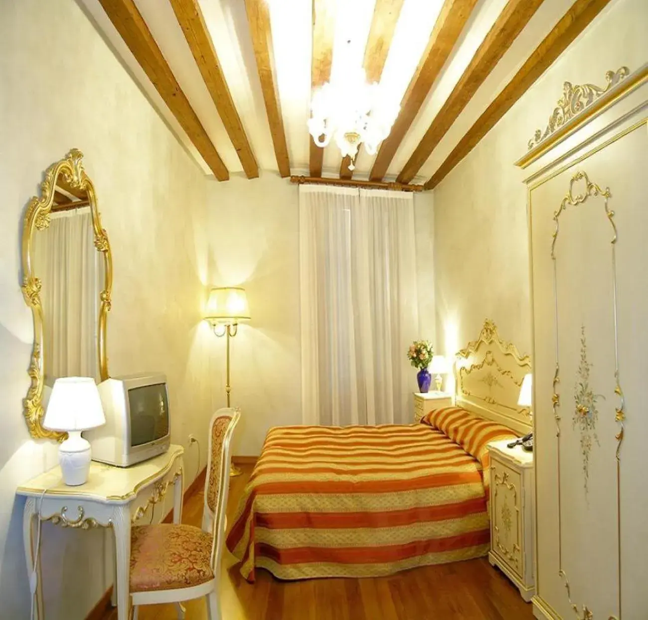 Bed in Hotel San Luca Venezia