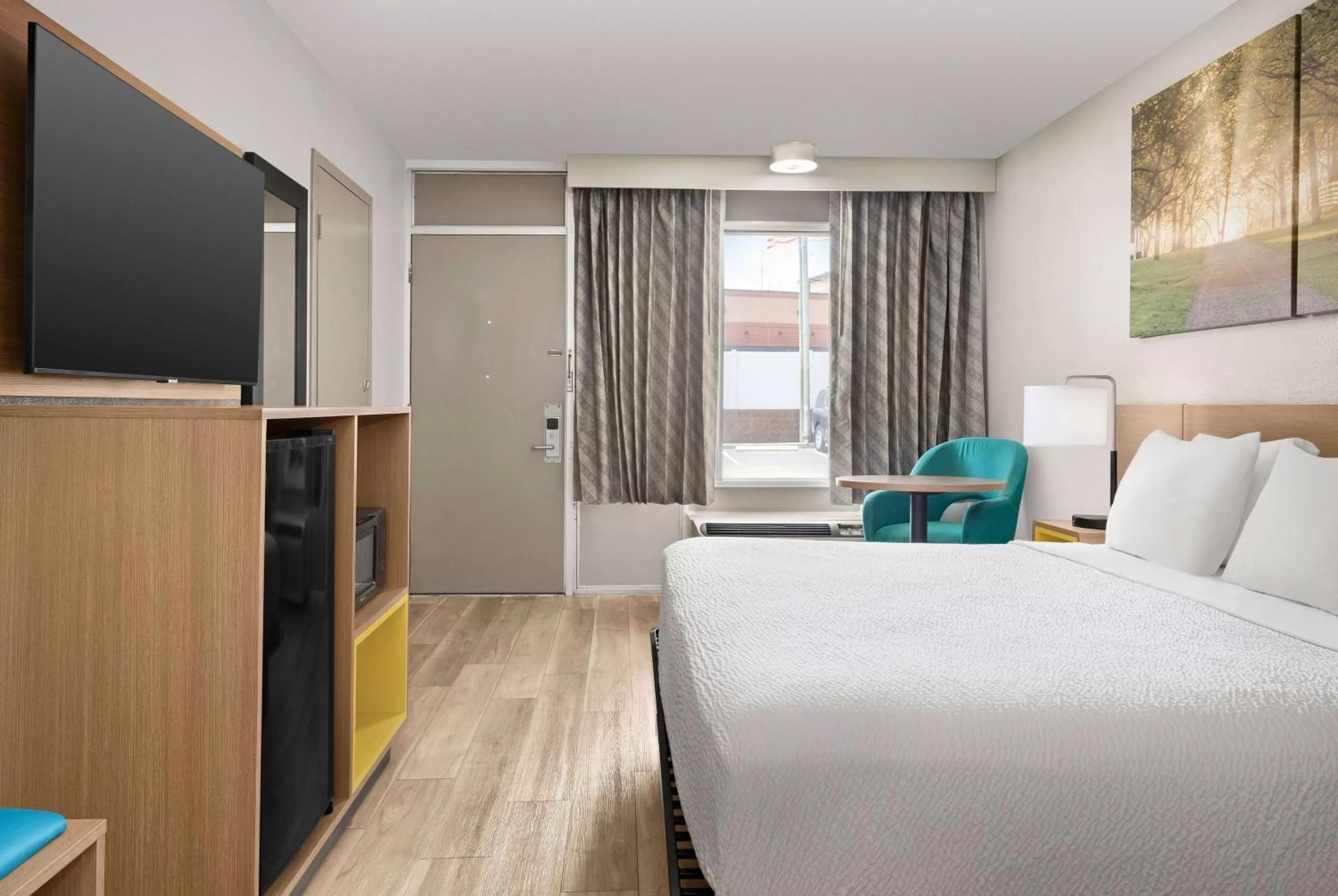 Photo of the whole room, Bed in Days Inn by Wyndham Lake City I-75