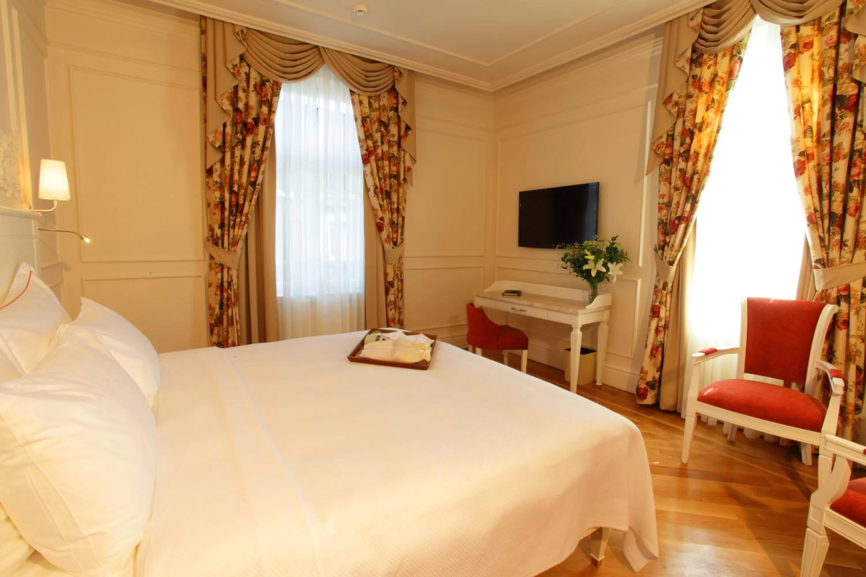 Bed in Corinne Art & Boutique Hotel