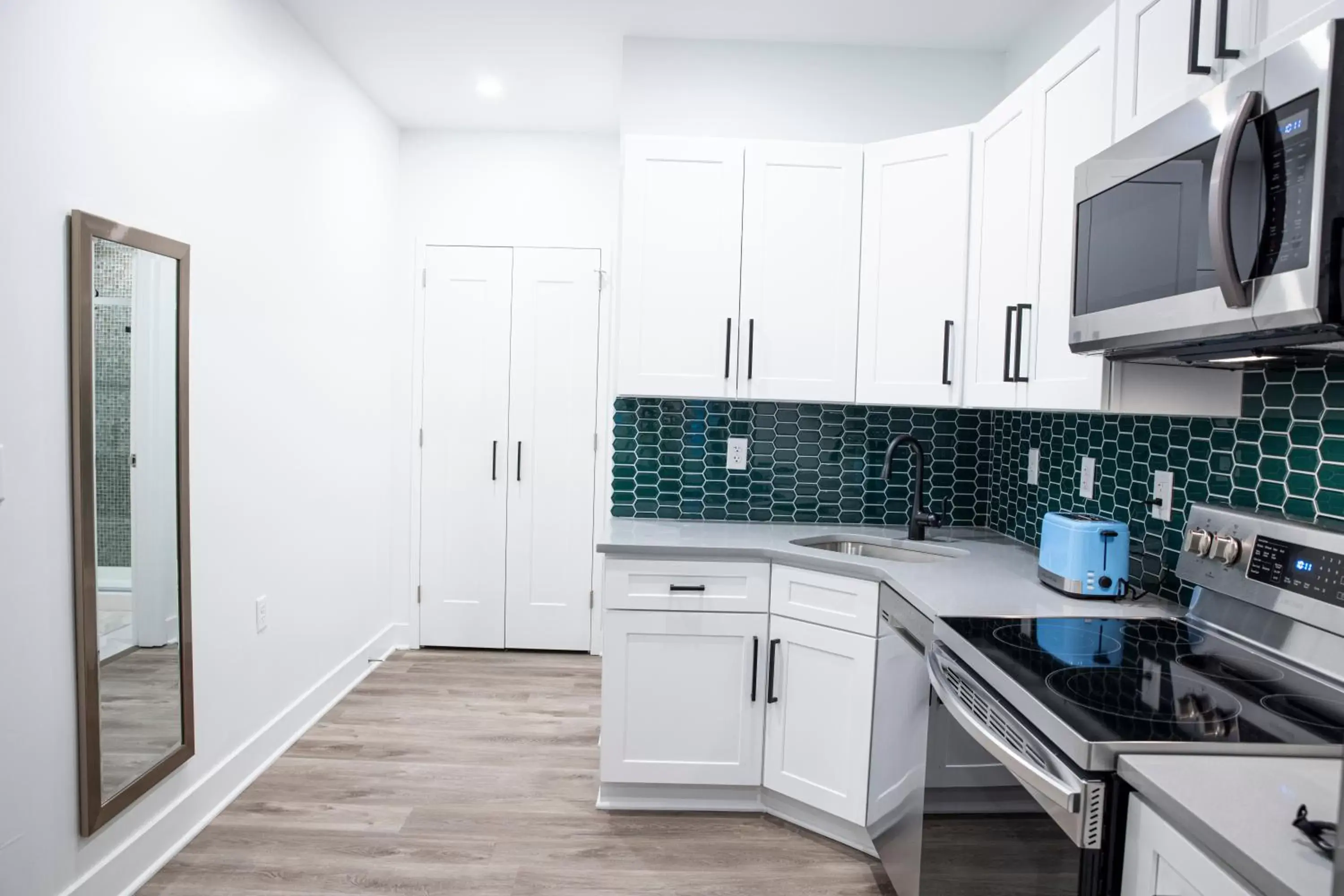 Kitchen or kitchenette, Kitchen/Kitchenette in Peachtree Suites - Jersey City