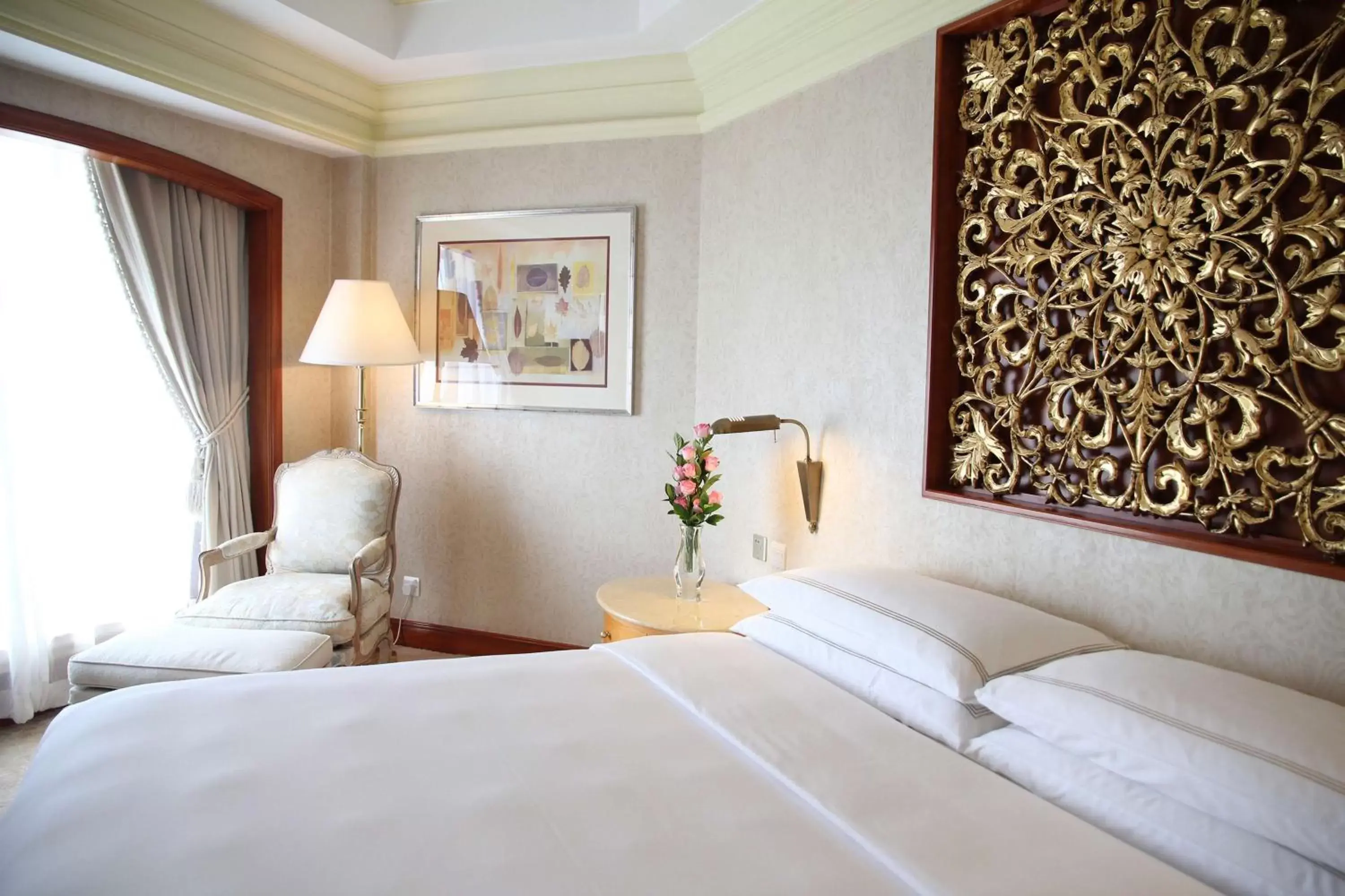 Photo of the whole room, Bed in Shangri-La Harbin