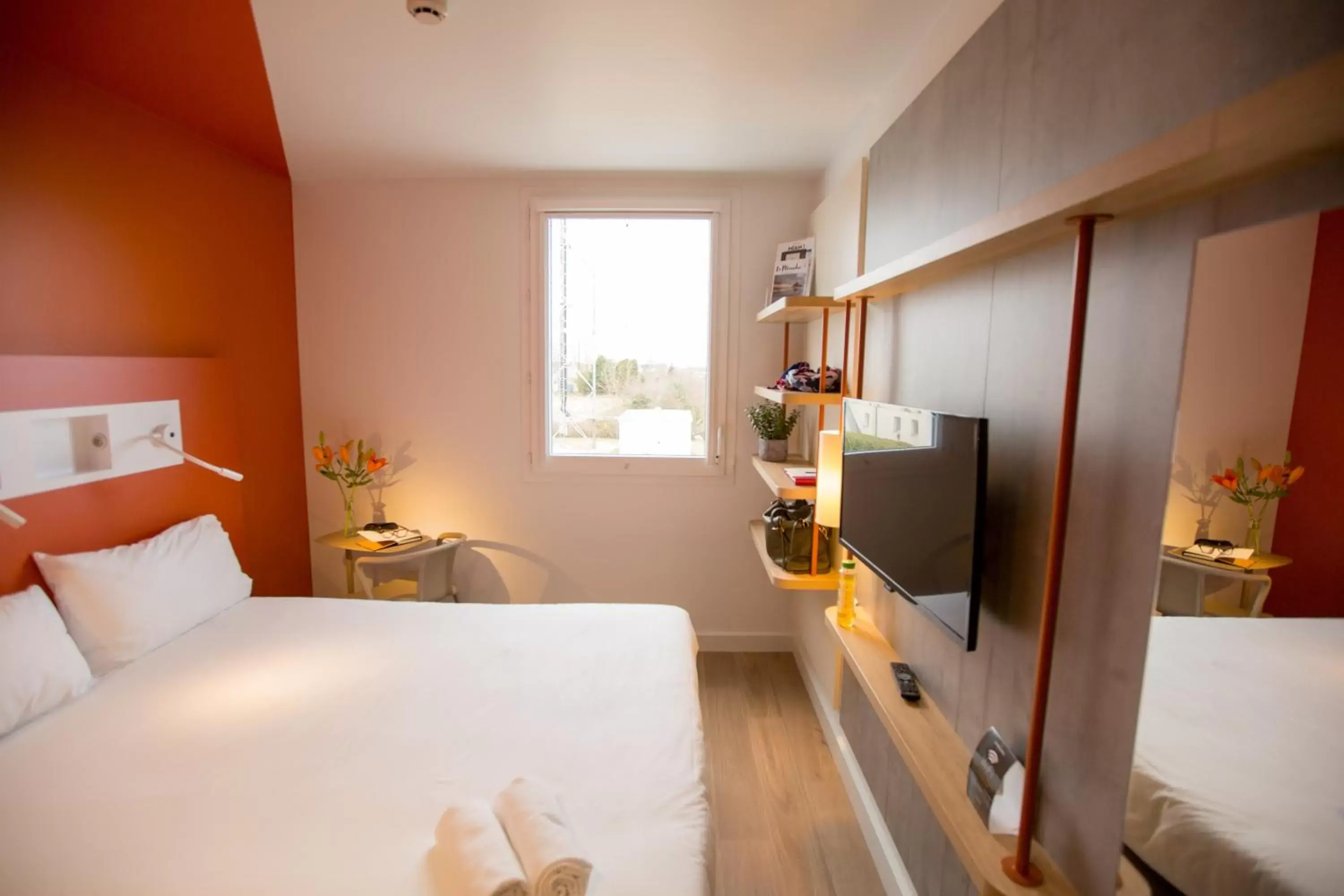 Bedroom, Bed in ibis budget Cherbourg - La Glacerie