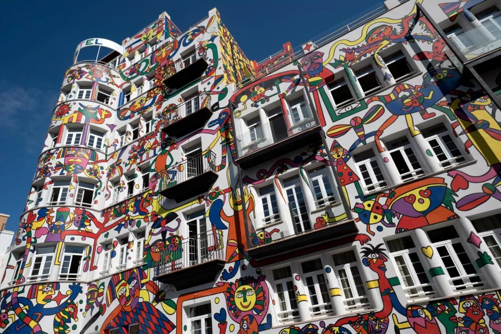 Property building in Hotel Artmadams