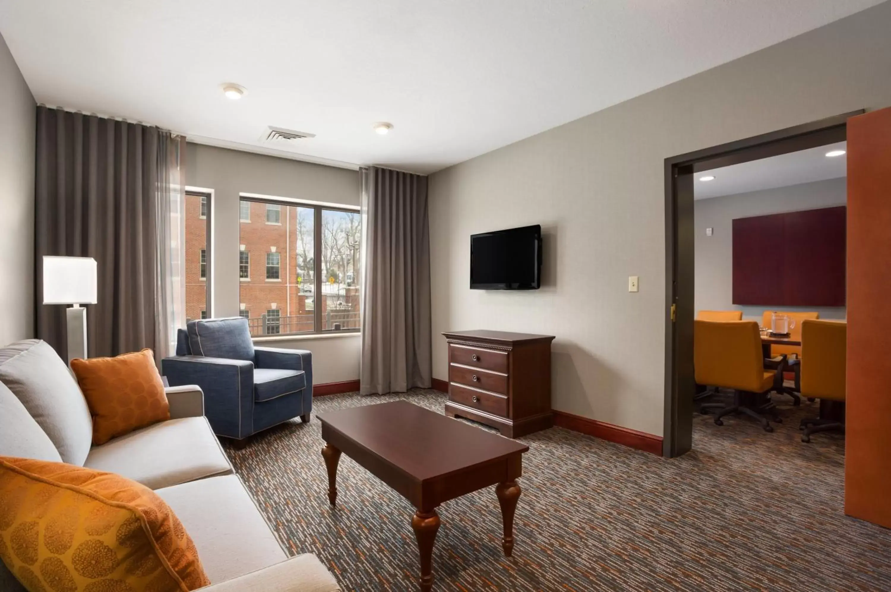 Living room, Seating Area in Wingate by Wyndham Sylvania-Toledo