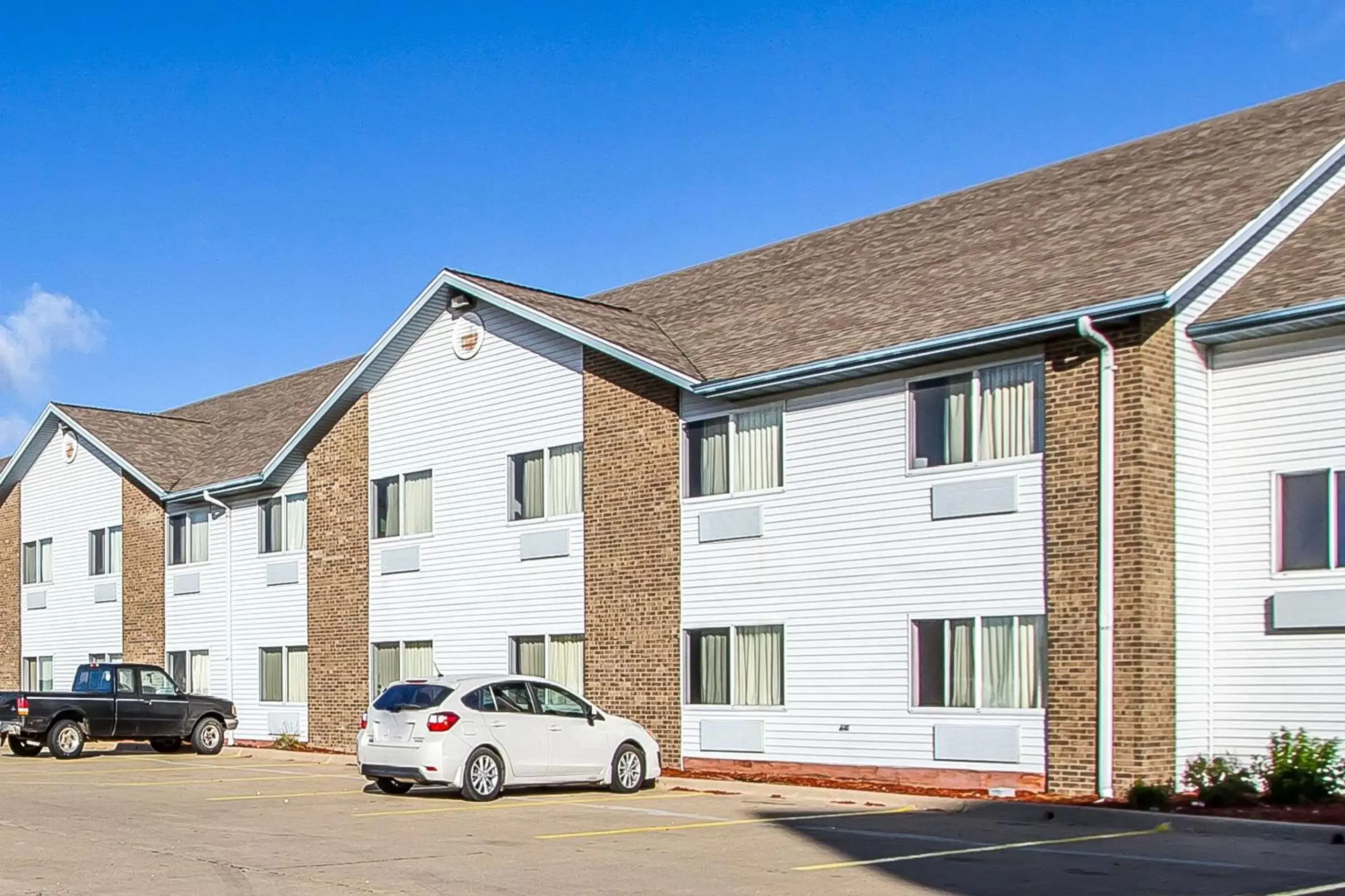 Property Building in Econo Lodge Inn & Suites