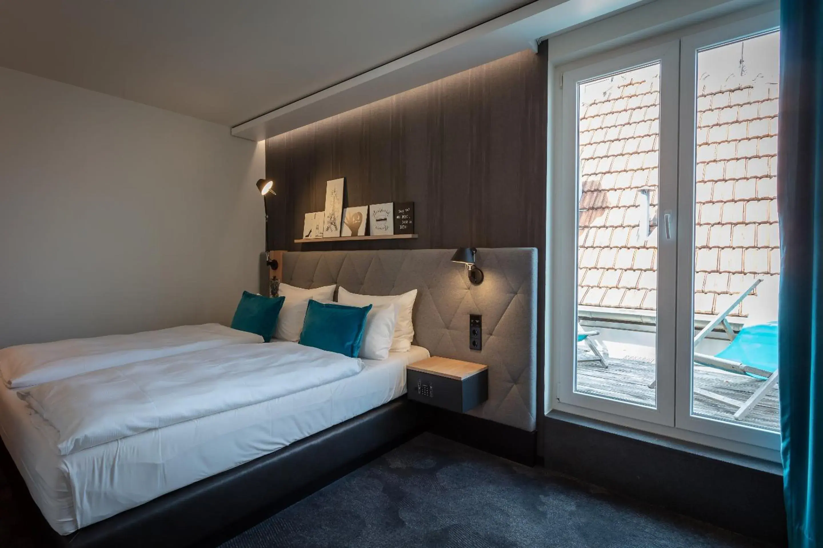 Photo of the whole room, Bed in Motel One Saarbrücken