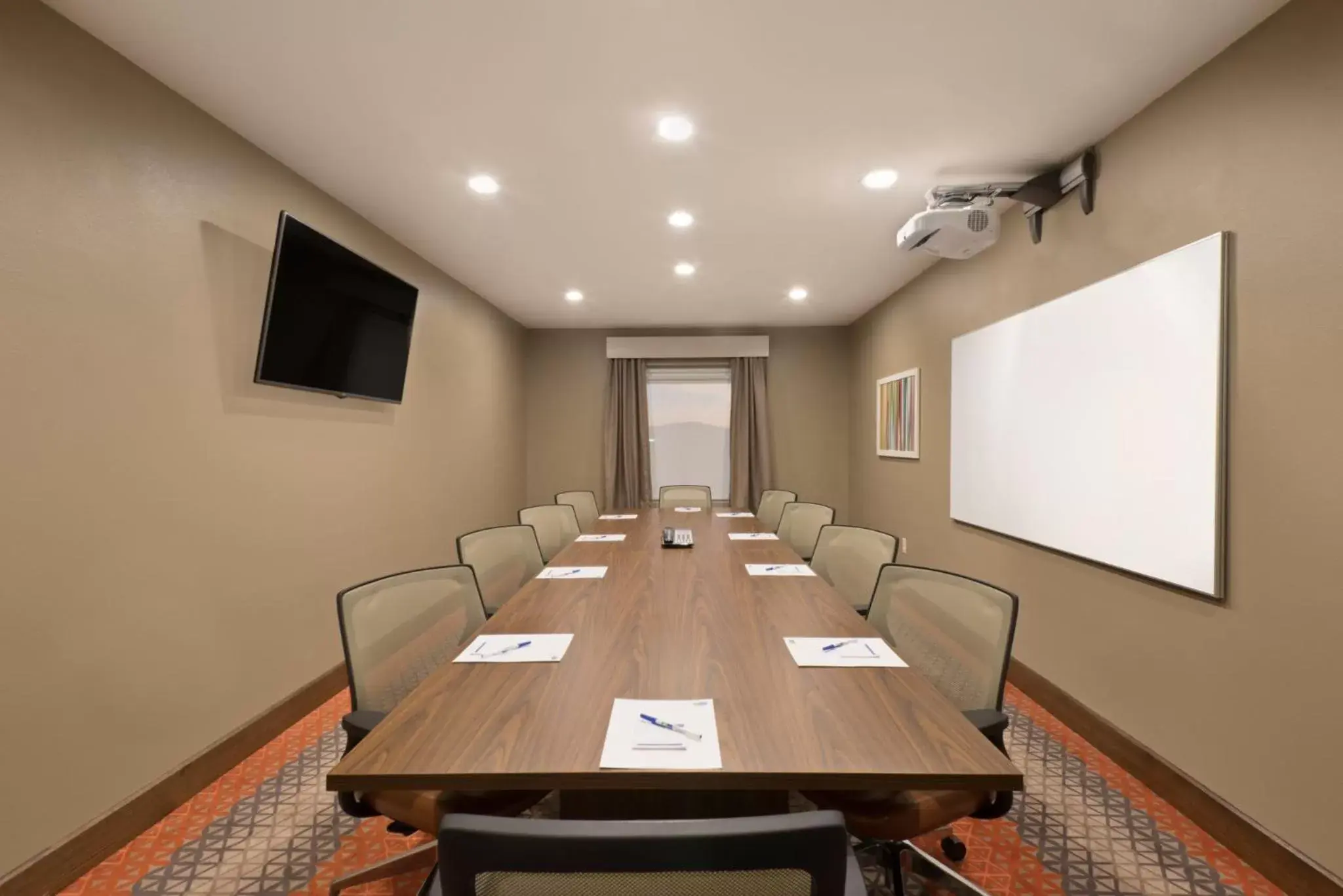 Meeting/conference room in Holiday Inn Express Hotel & Suites Hot Springs, an IHG Hotel