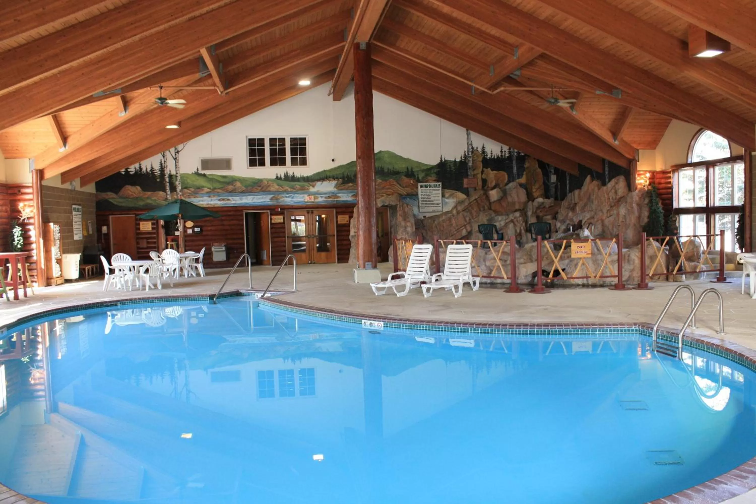 Swimming pool in Cedar Creek Hotel Wausau - Rothschild