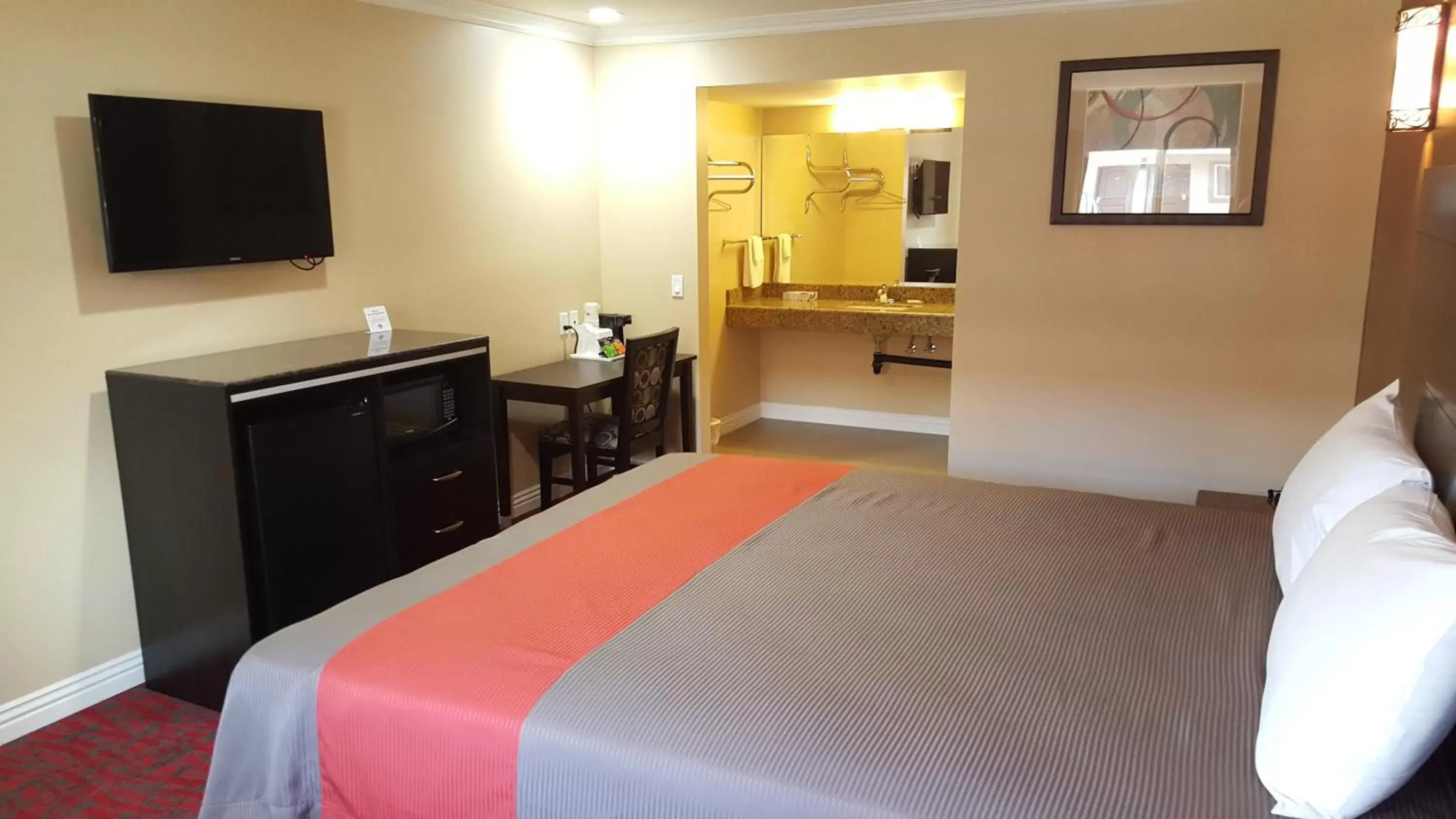 King Room - Non-Smoking in Travelodge Inn & Suites by Wyndham Bell Los Angeles Area