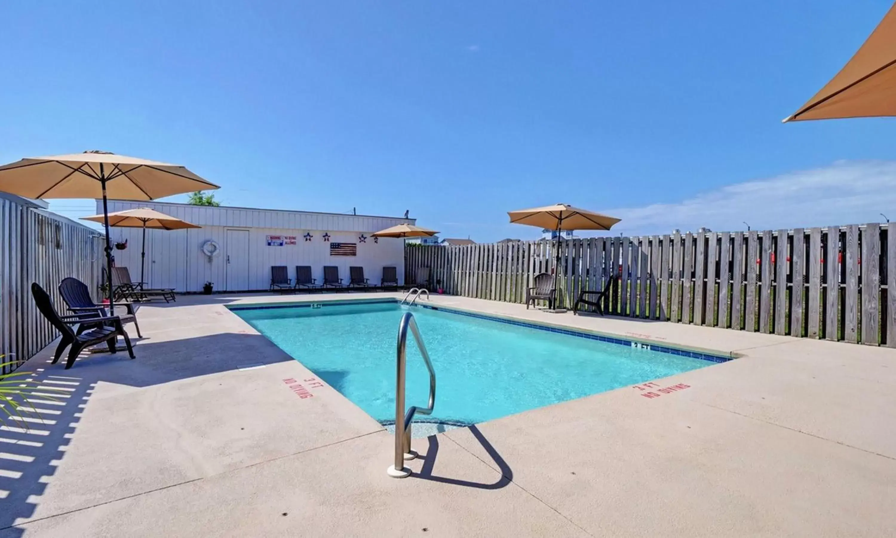 Swimming pool in Loggerhead Inn and Suites by Carolina Retreats