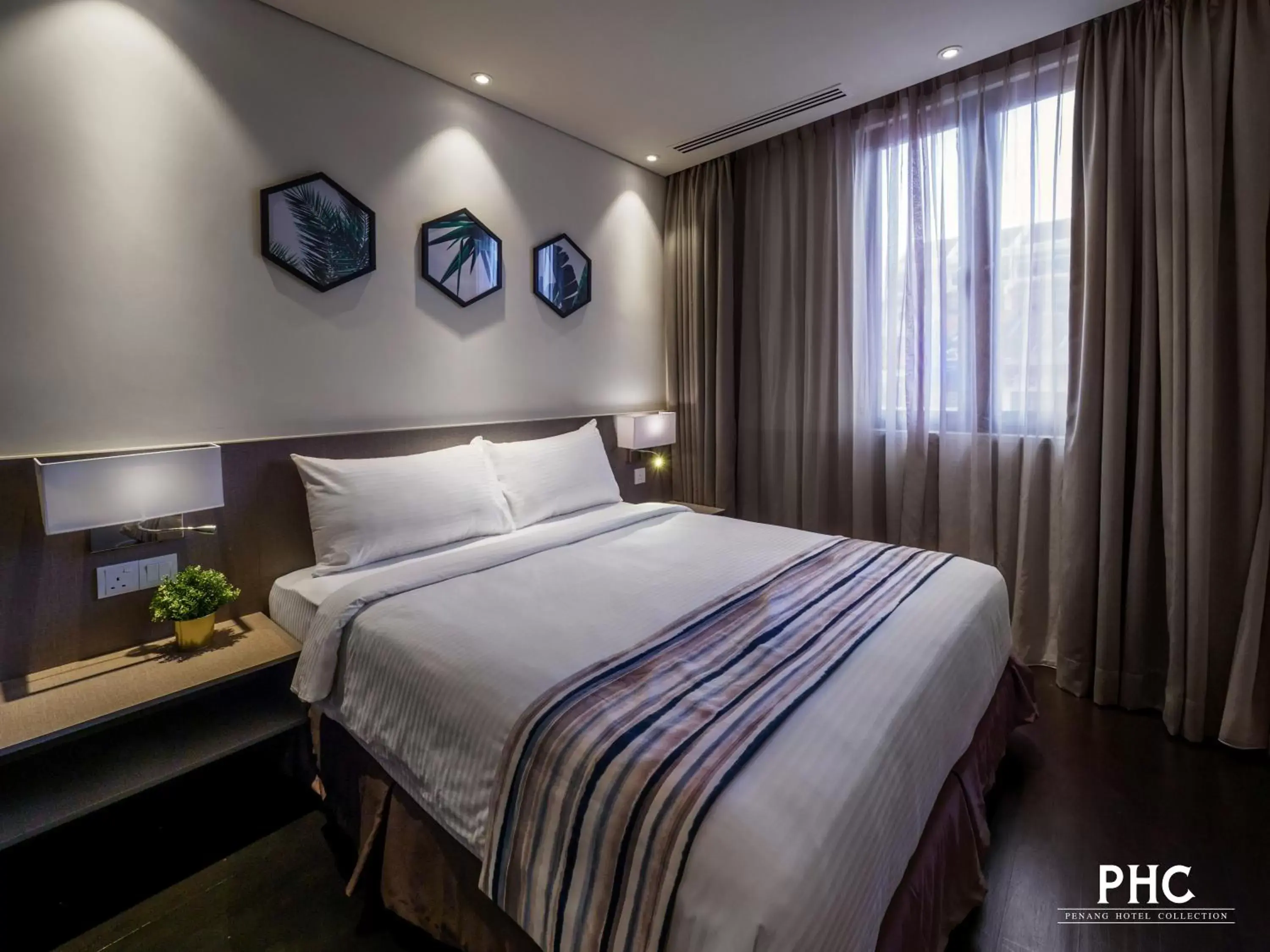 Bedroom, Bed in Ropewalk Piazza Hotel by PHC