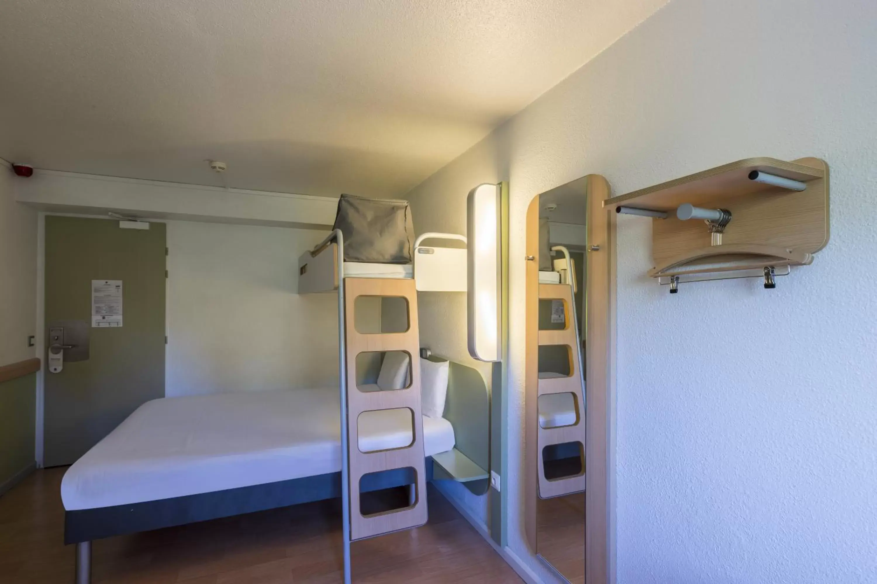 Bedroom, Bunk Bed in B&B HOTEL Troyes Centre