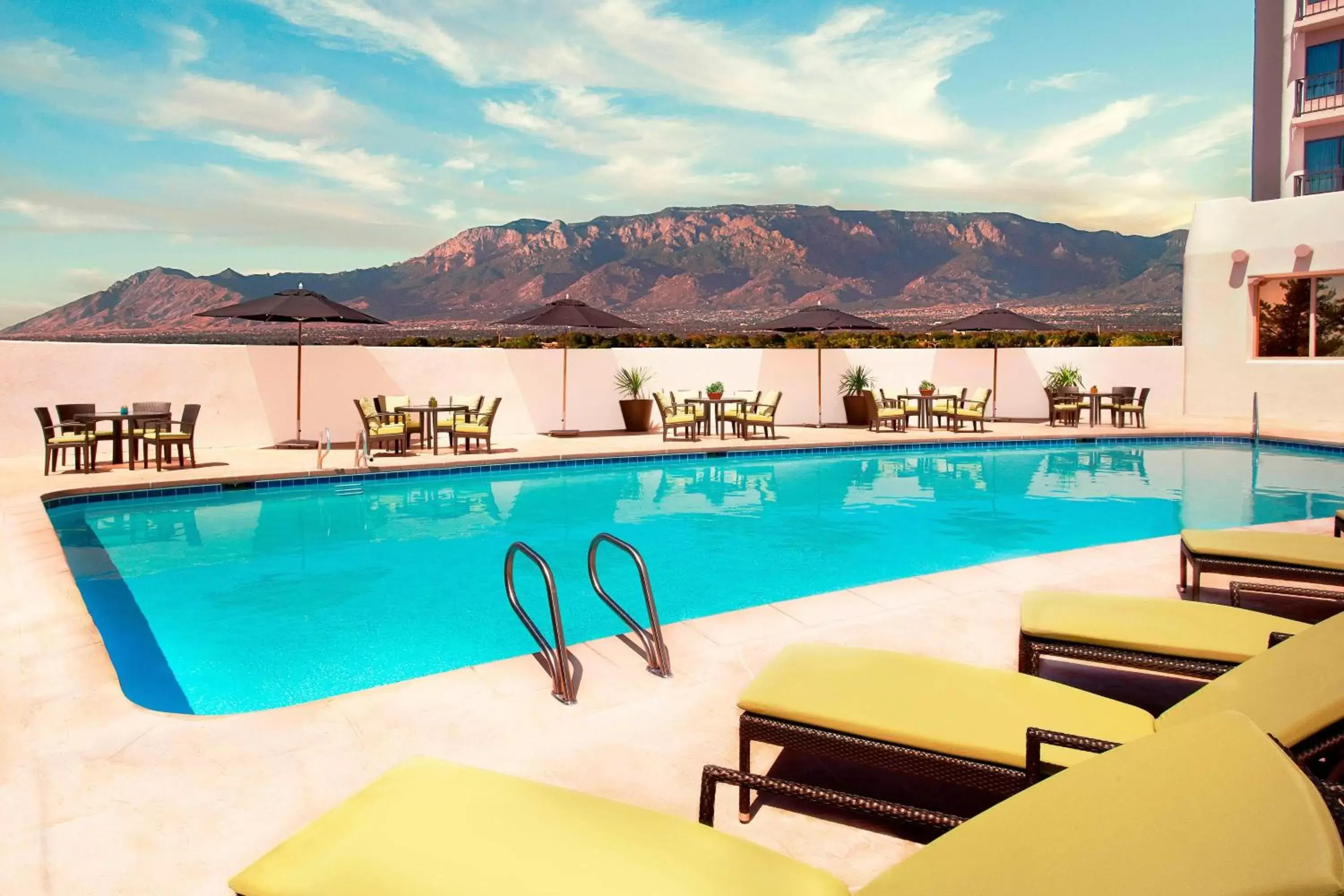 Swimming Pool in Sheraton Albuquerque Airport Hotel