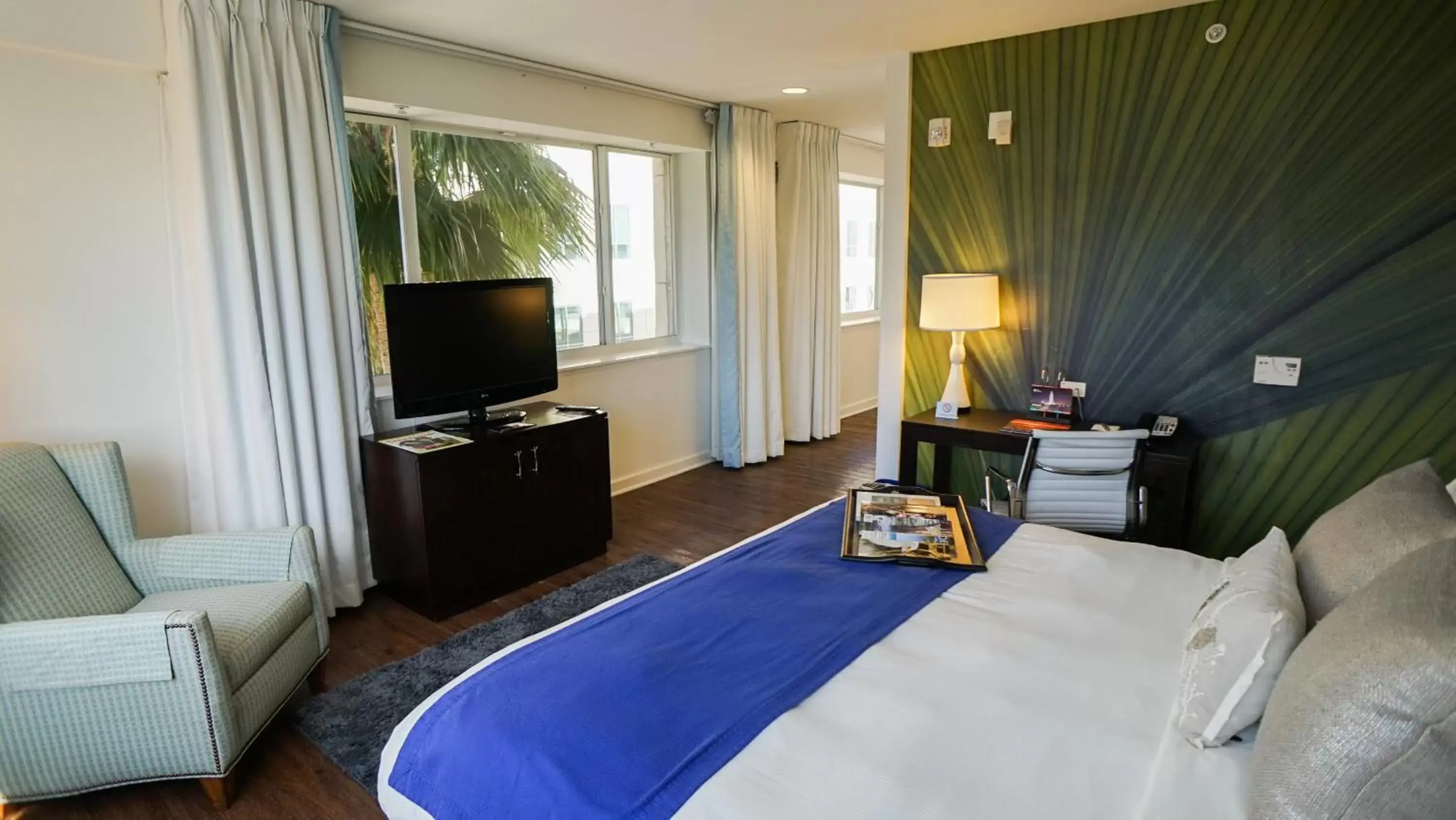 Photo of the whole room, Bed in The Banyan Hotel Fort Myers, Tapestry Collection by Hilton