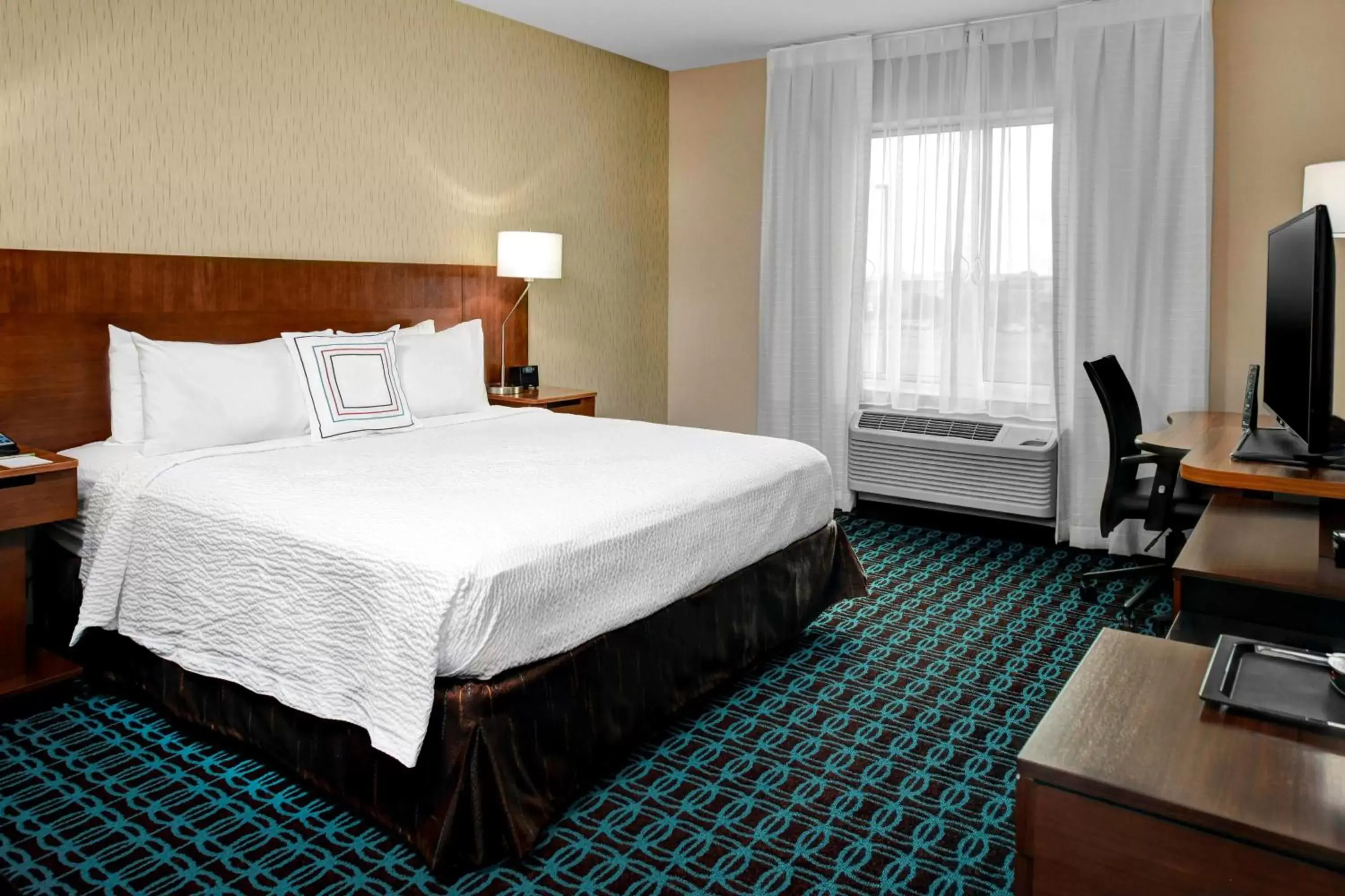 Photo of the whole room, Bed in Fairfield Inn & Suites by Marriott Lansing at Eastwood