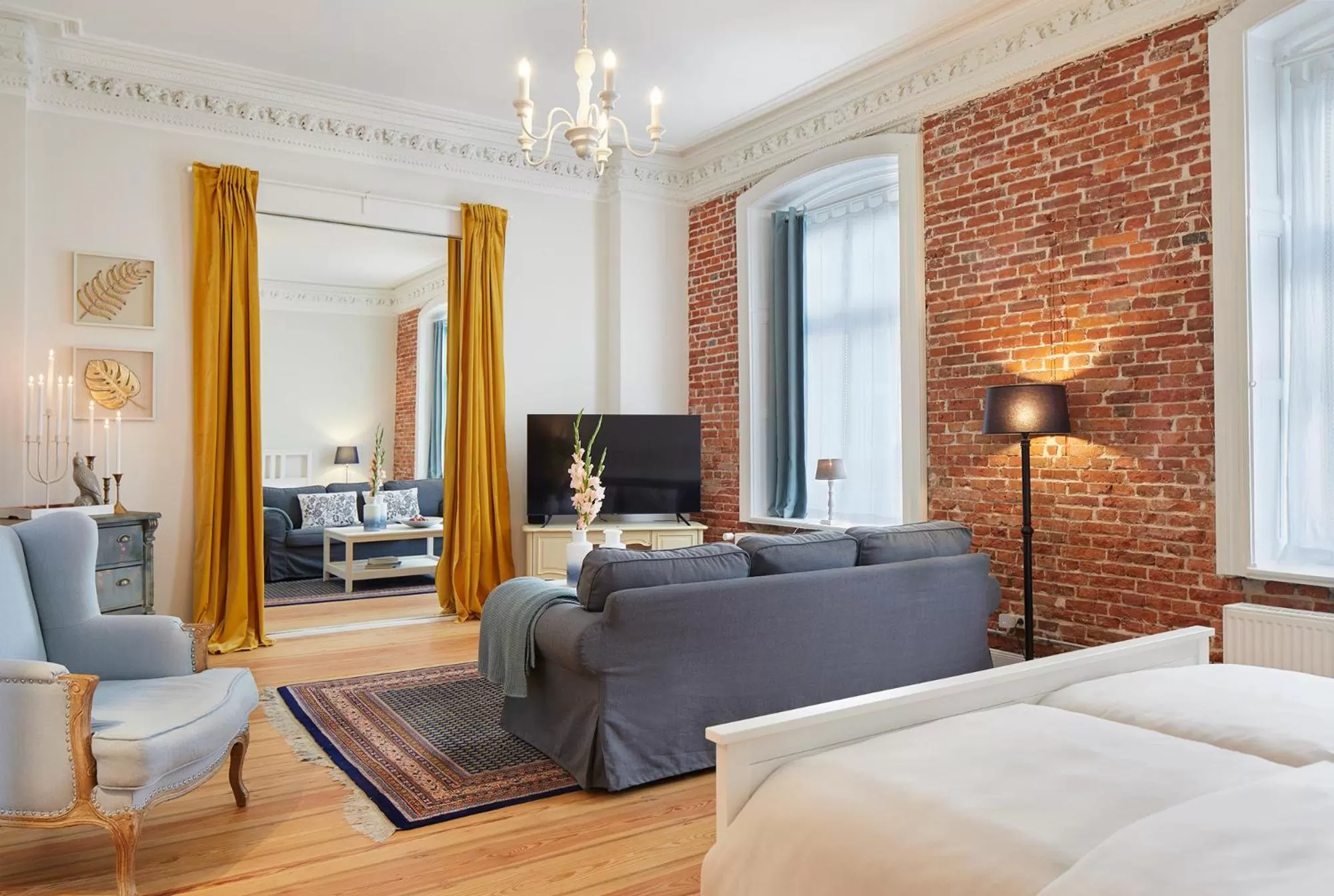 Communal lounge/ TV room, Bed in Aparthotel alsterSuite