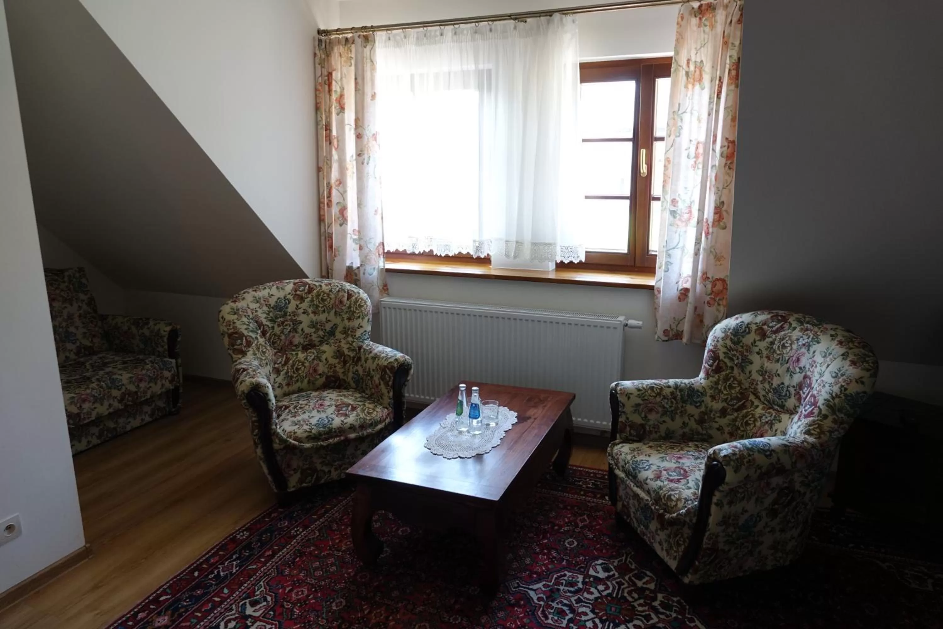 Gościniec Dworski w Ropie - Pokoje gościnne