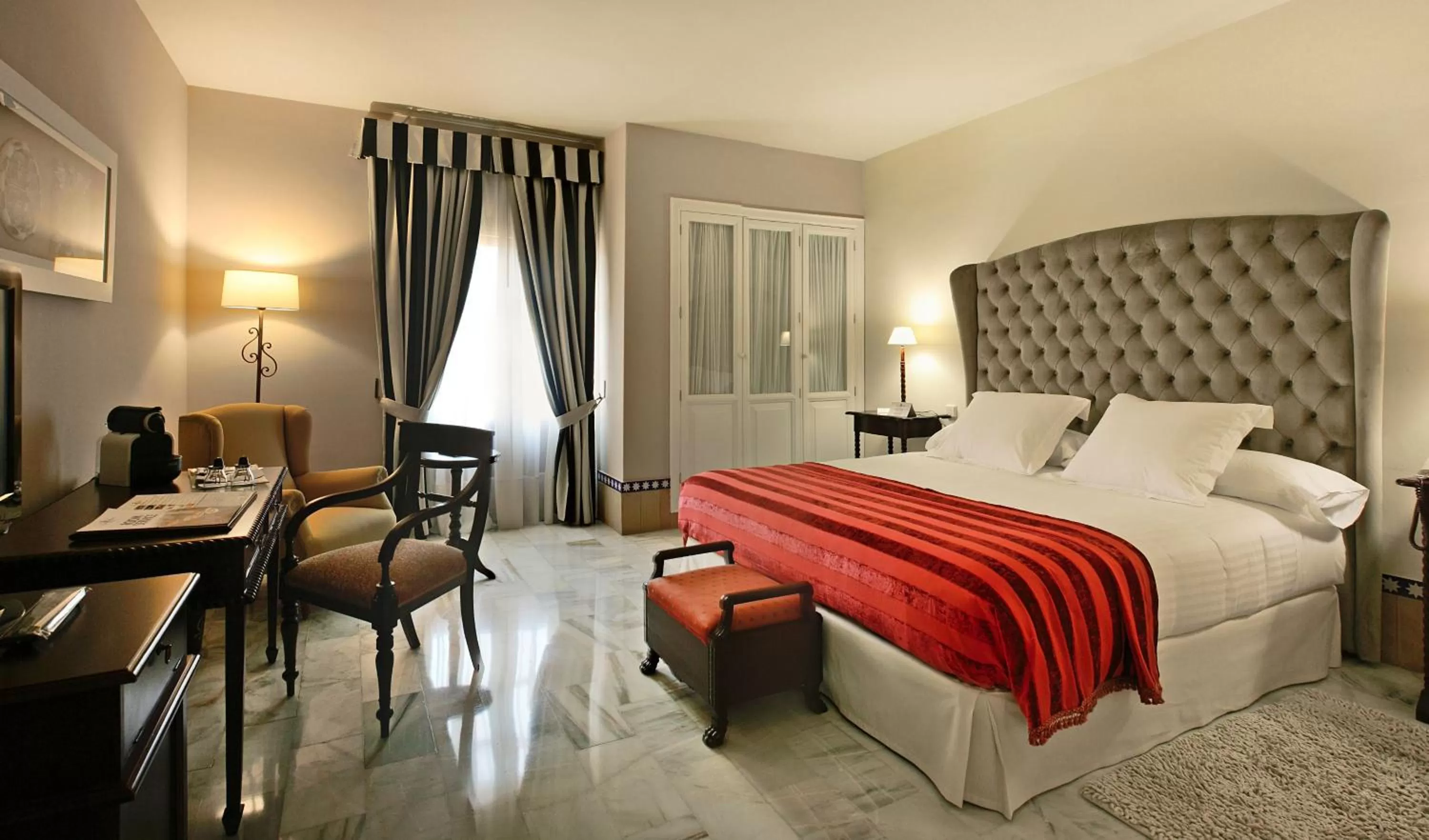 Photo of the whole room, Bed in Hotel Alcázar de la Reina