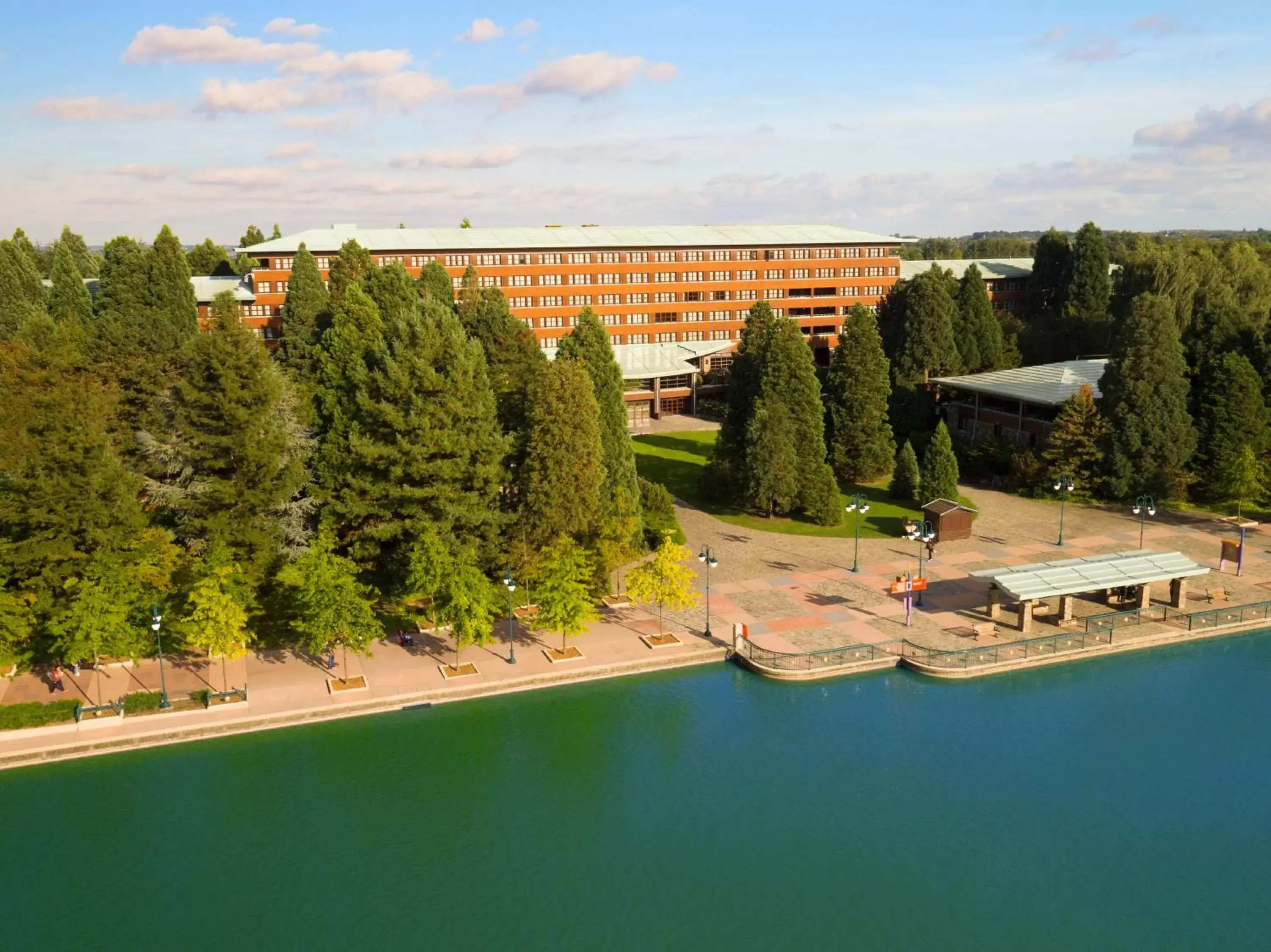 Facade/entrance, Bird's-eye View in Disney Sequoia Lodge