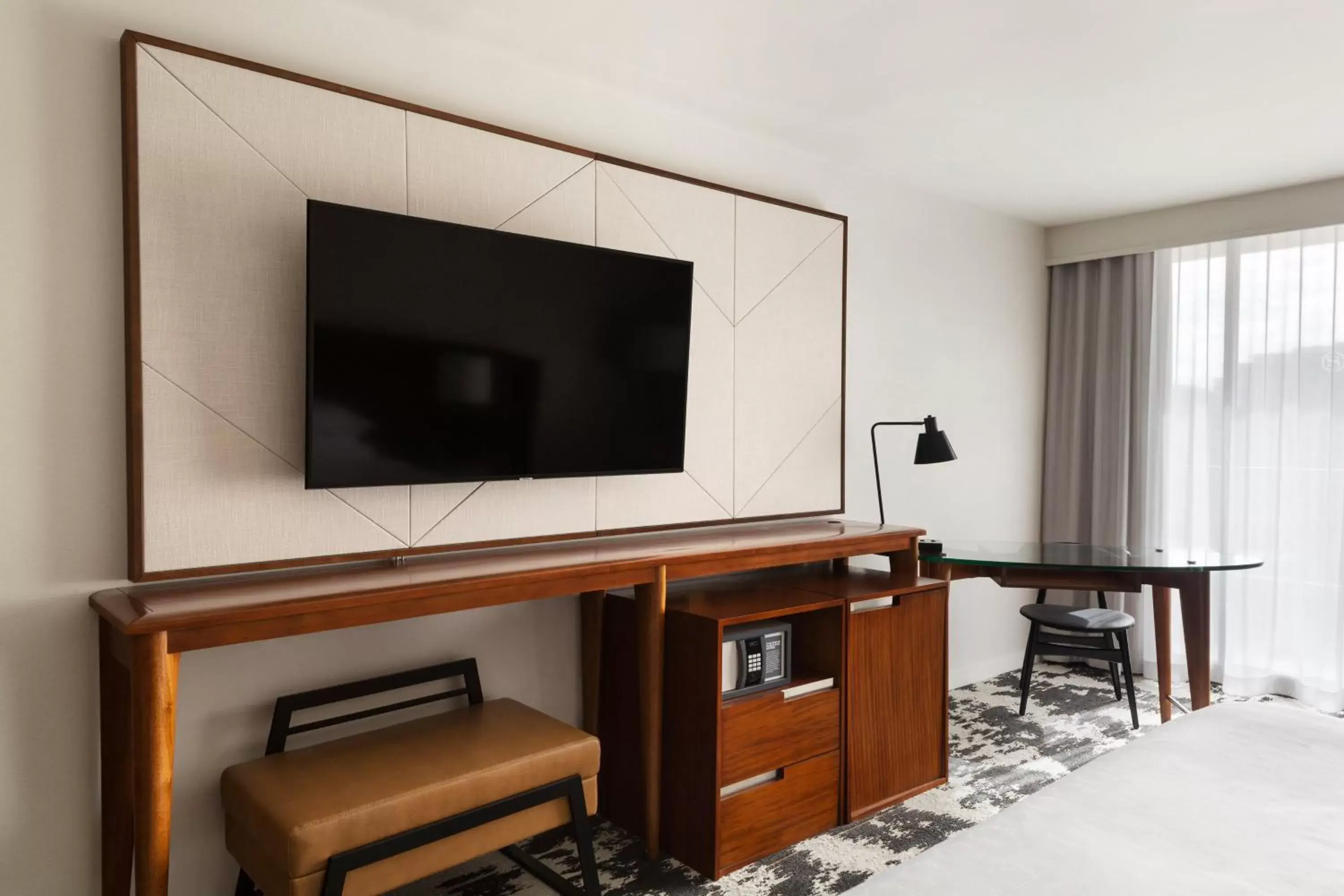 Photo of the whole room, TV/Entertainment Center in Sheraton Vancouver Airport Hotel