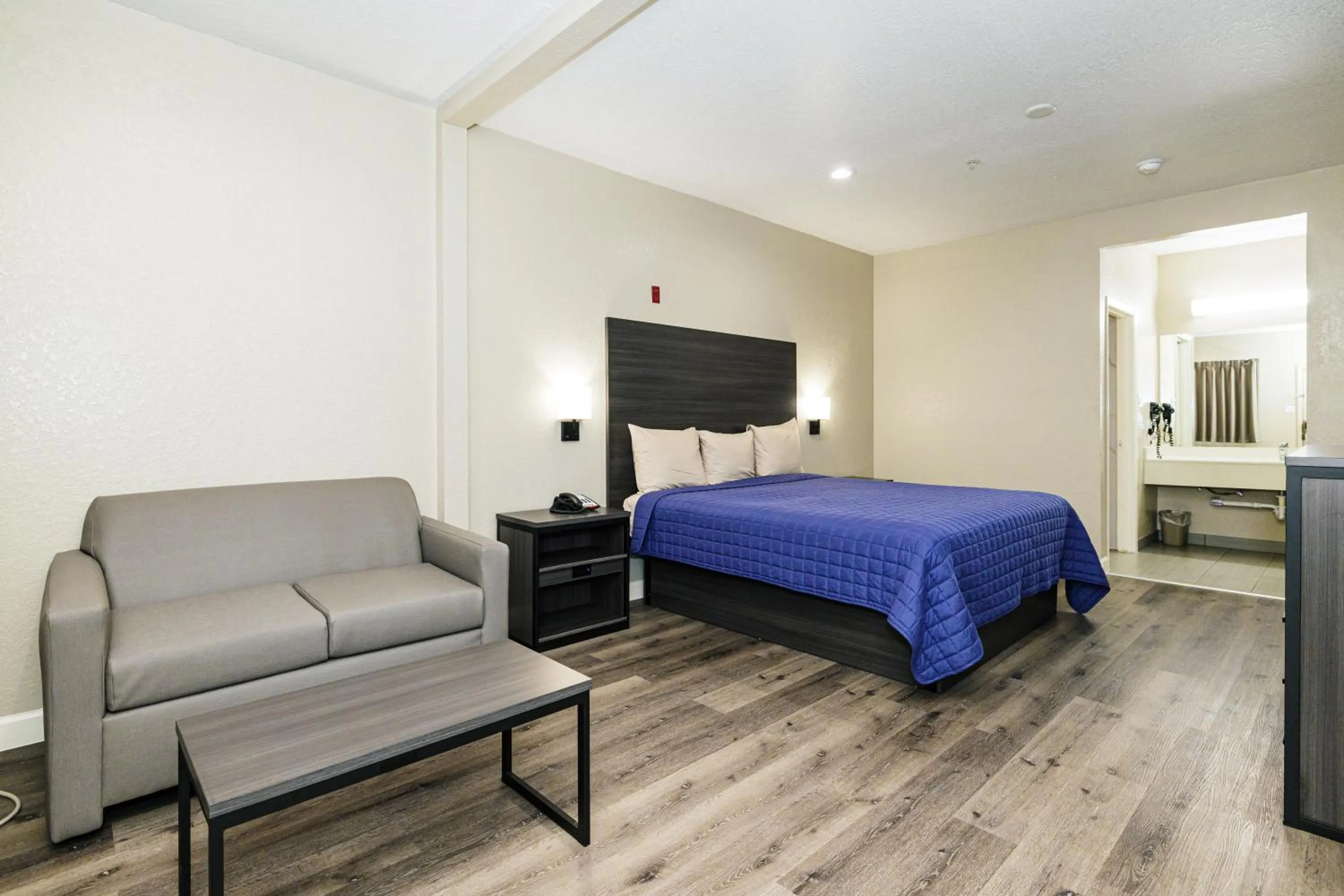 Bed in Winchester Inn and Suites Humble/IAH/North Houston