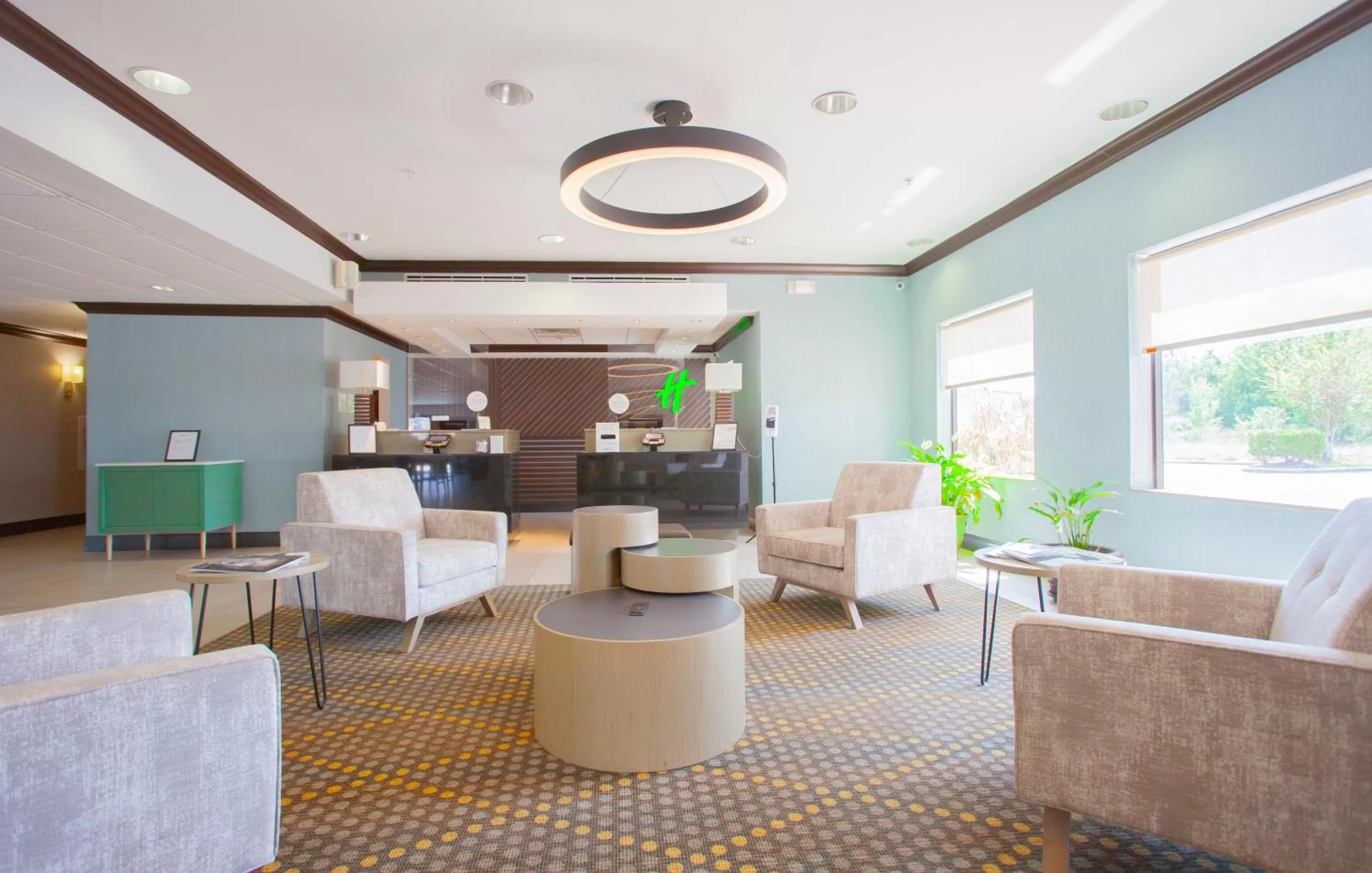 Lobby or reception in Holiday Inn & Suites Spring - The Woodlands