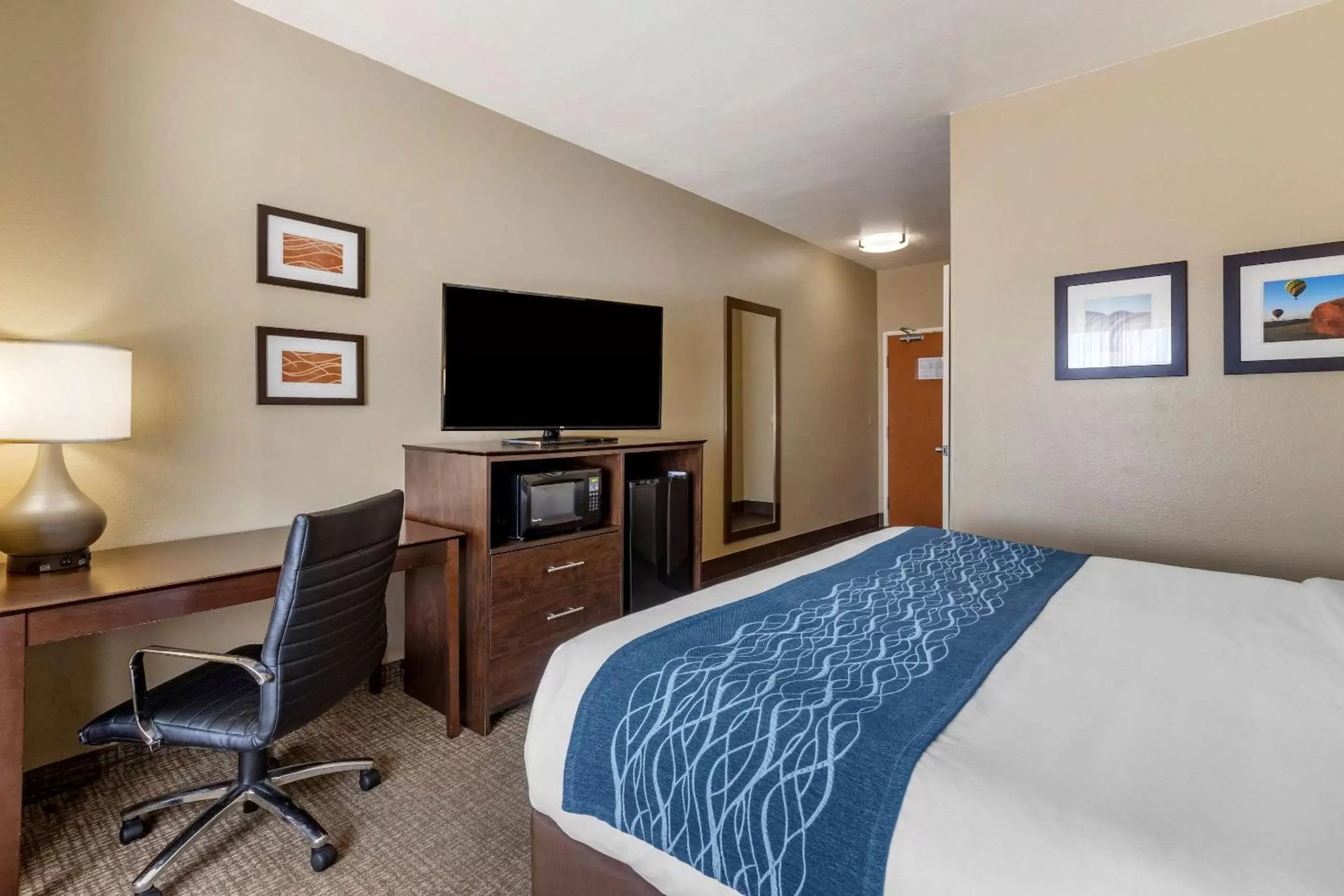 Bedroom, TV/Entertainment Center in Comfort Inn & Suites Waterloo – Cedar Falls